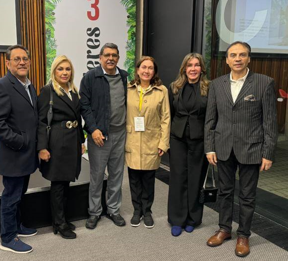 Loor Naissir con su esposo Antonio Ballestas, los barranquilleros José Saavedra y Claribel Troncoso, Gladys Ulloque y Felipe Chávez, después de la presentación de su libro 'Sin Retorno' en FILBo 2024