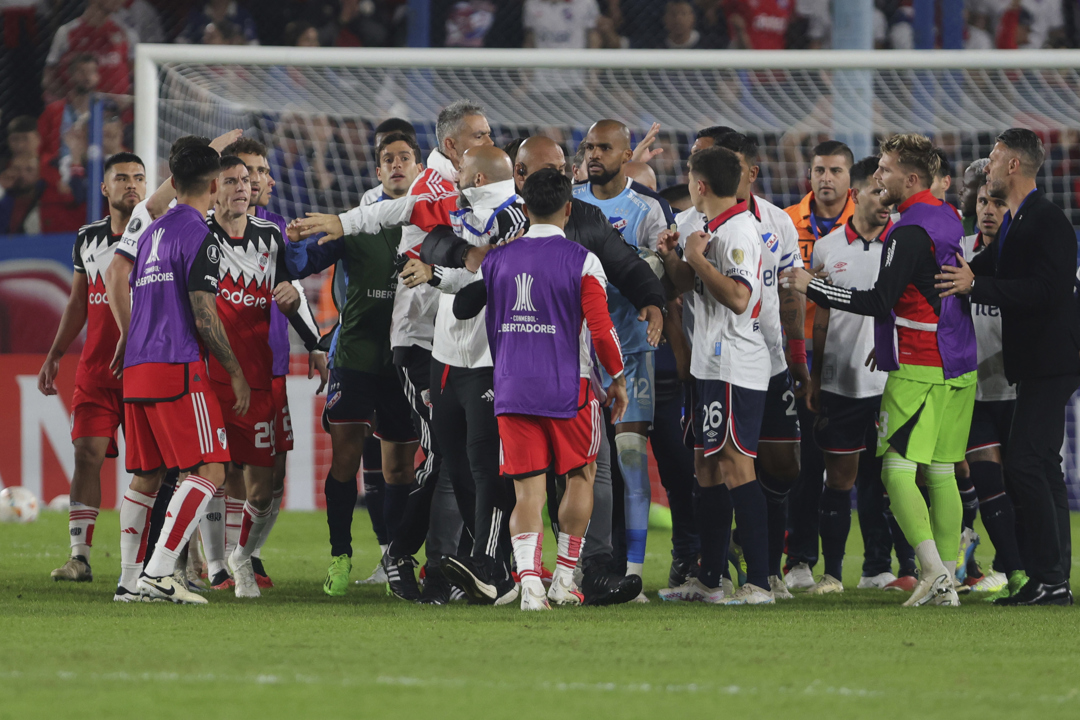 La discusión entre jugadores de Nacional y River Plate. 