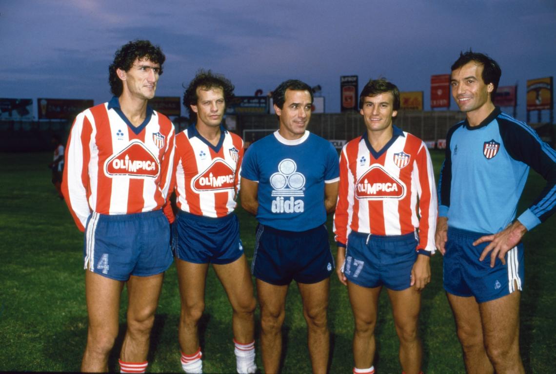 Saporiti con los argentinos de Junior en 1985: Bauza, Ischia, Gasparini y Quiroga. 