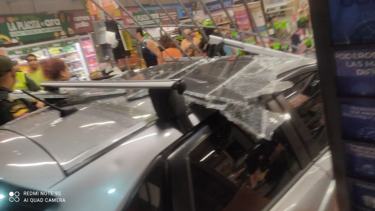 Vehículo chocó contra supermercado