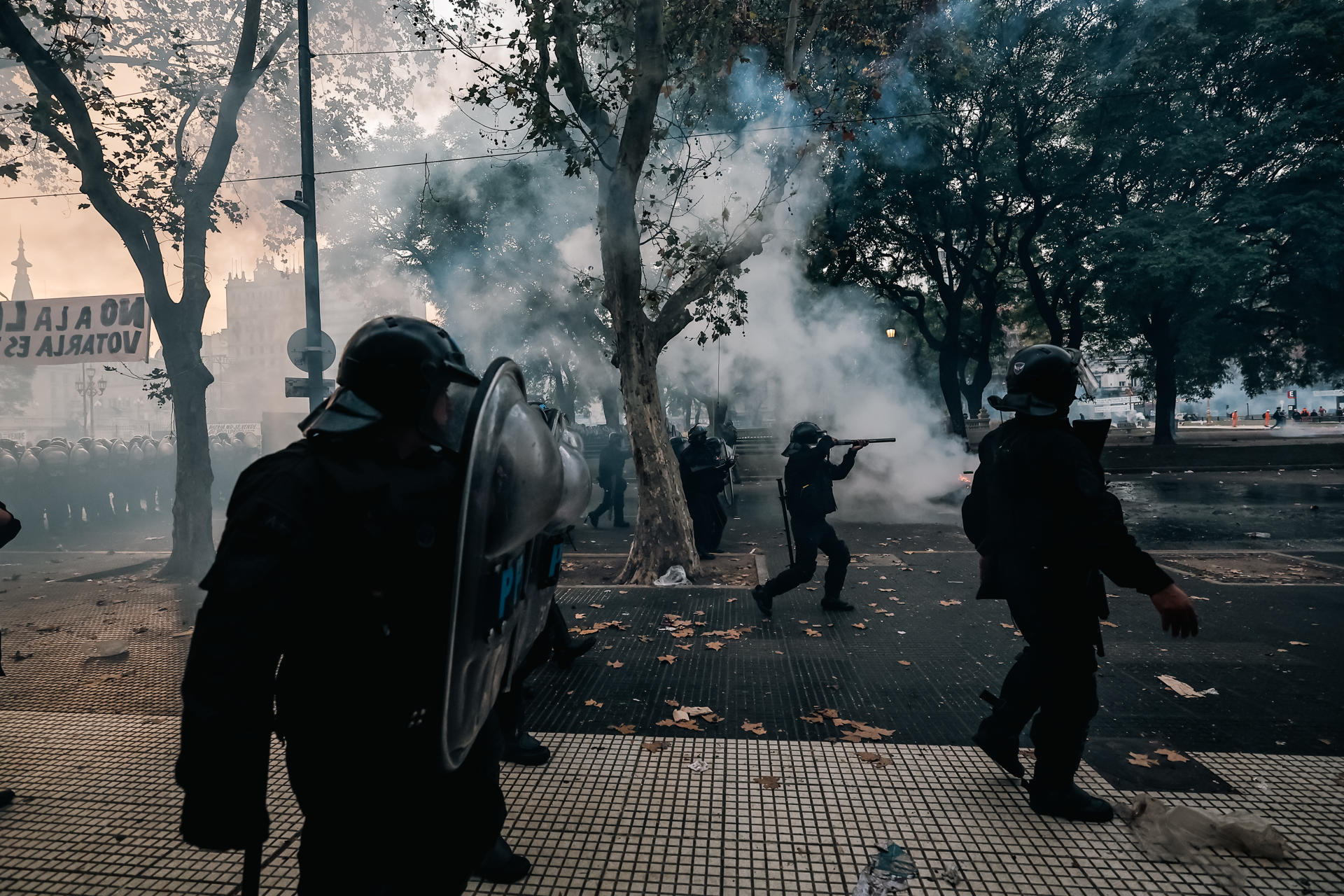 Policías disparan gases lacrimógenos durante enfrentamientos.