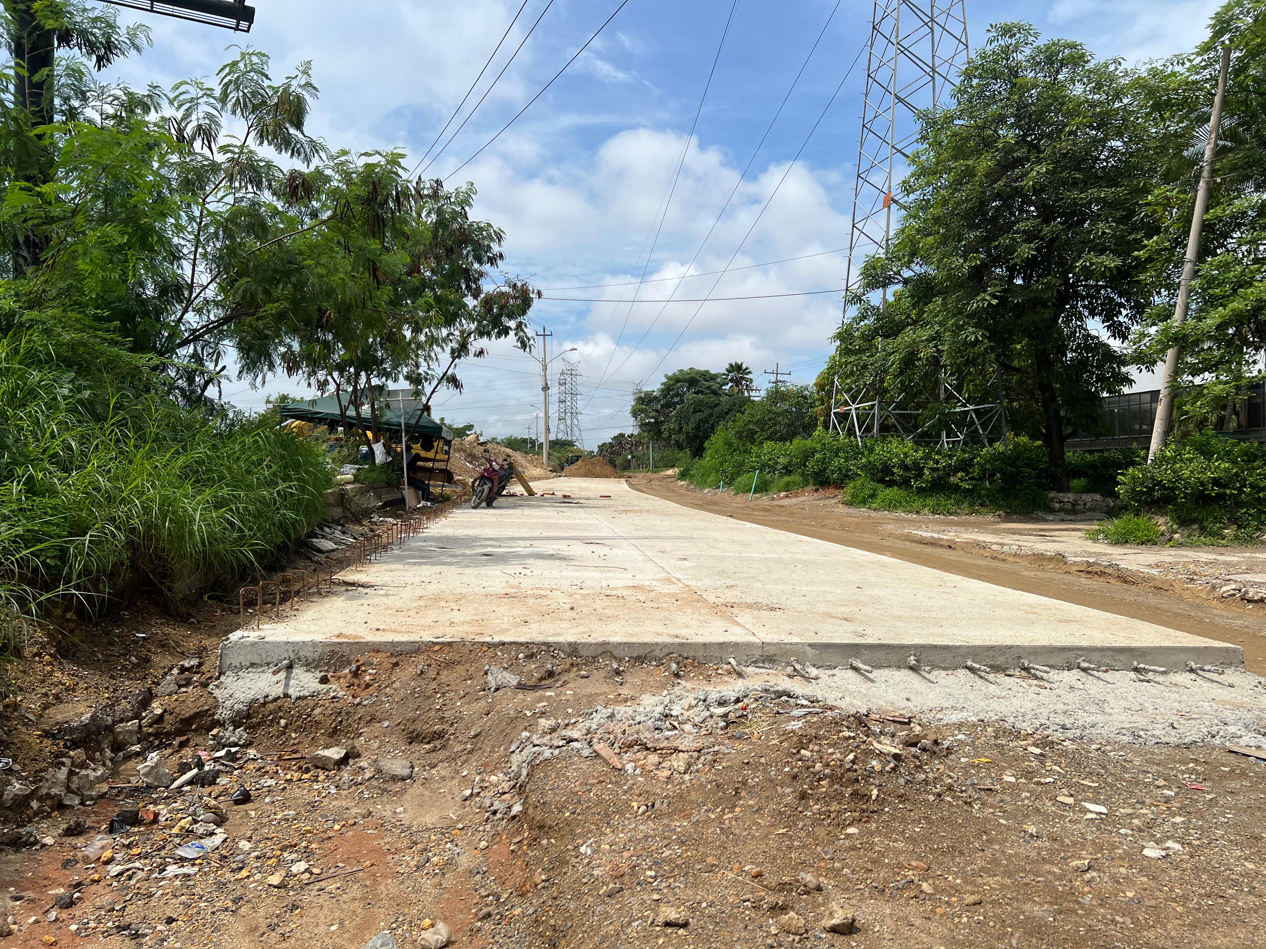 Aspecto del poco avance de obra en la calle 30. 