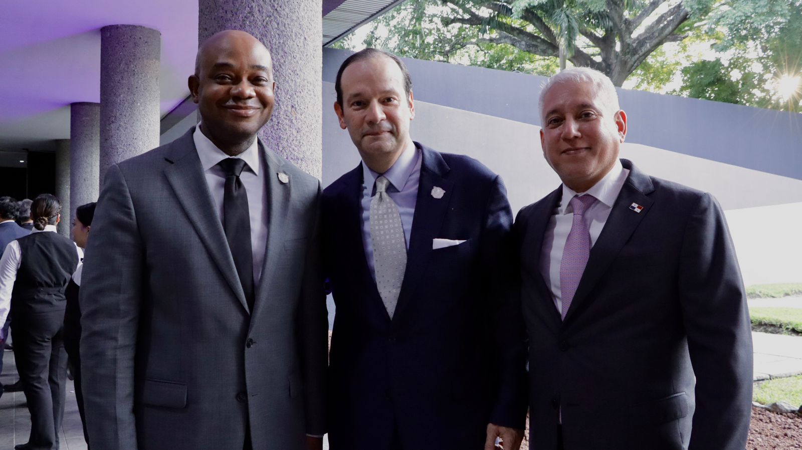 Canciller Luis Gilberto Murillo; José Simpson Polo, Ministro de la Presidencia de Panamá, y el Canciller designado de ese país, Javier Martínez Acha.