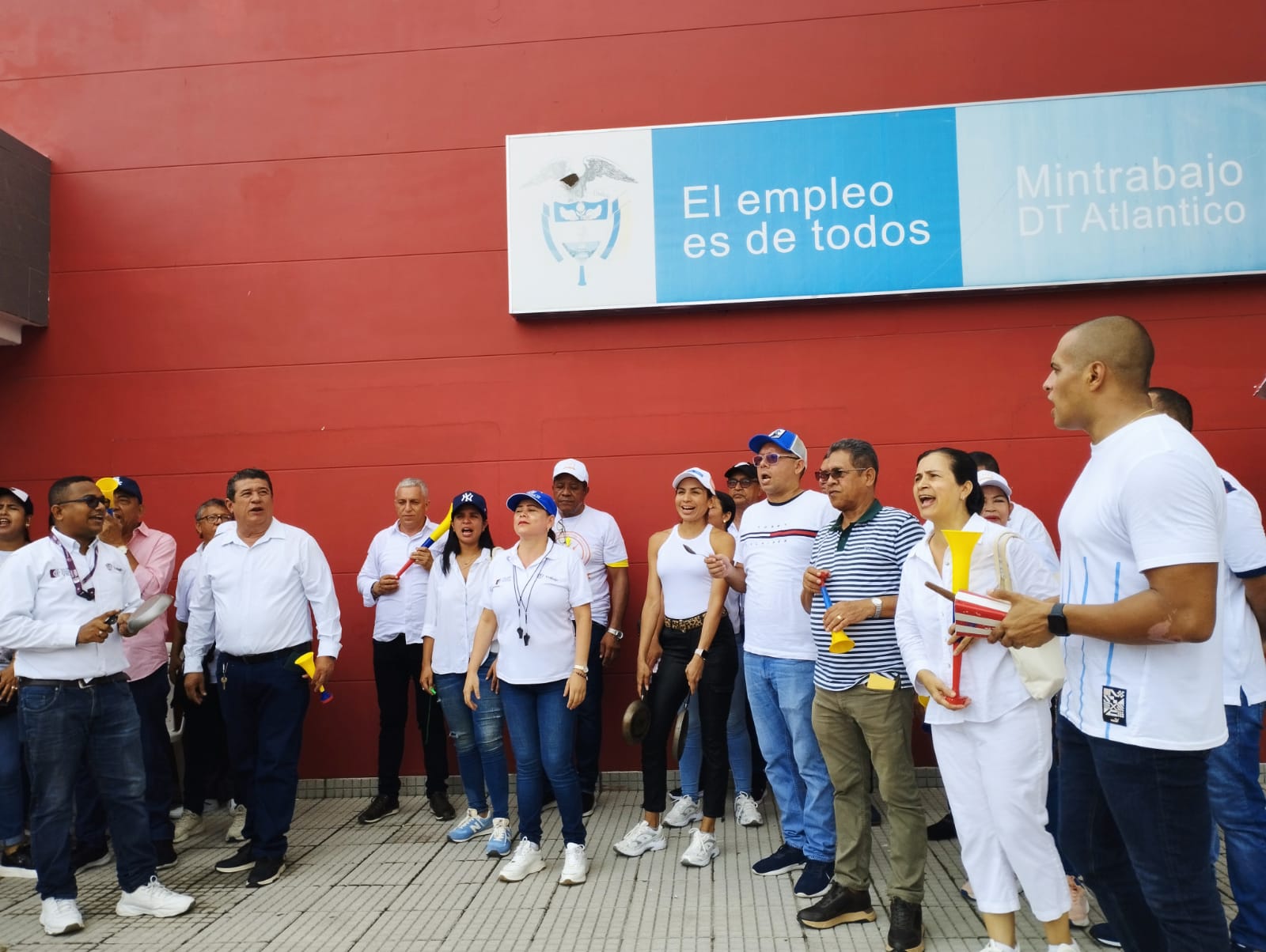 Trabajadores de MinTrabajo este martes en la sede de Barranquilla. 