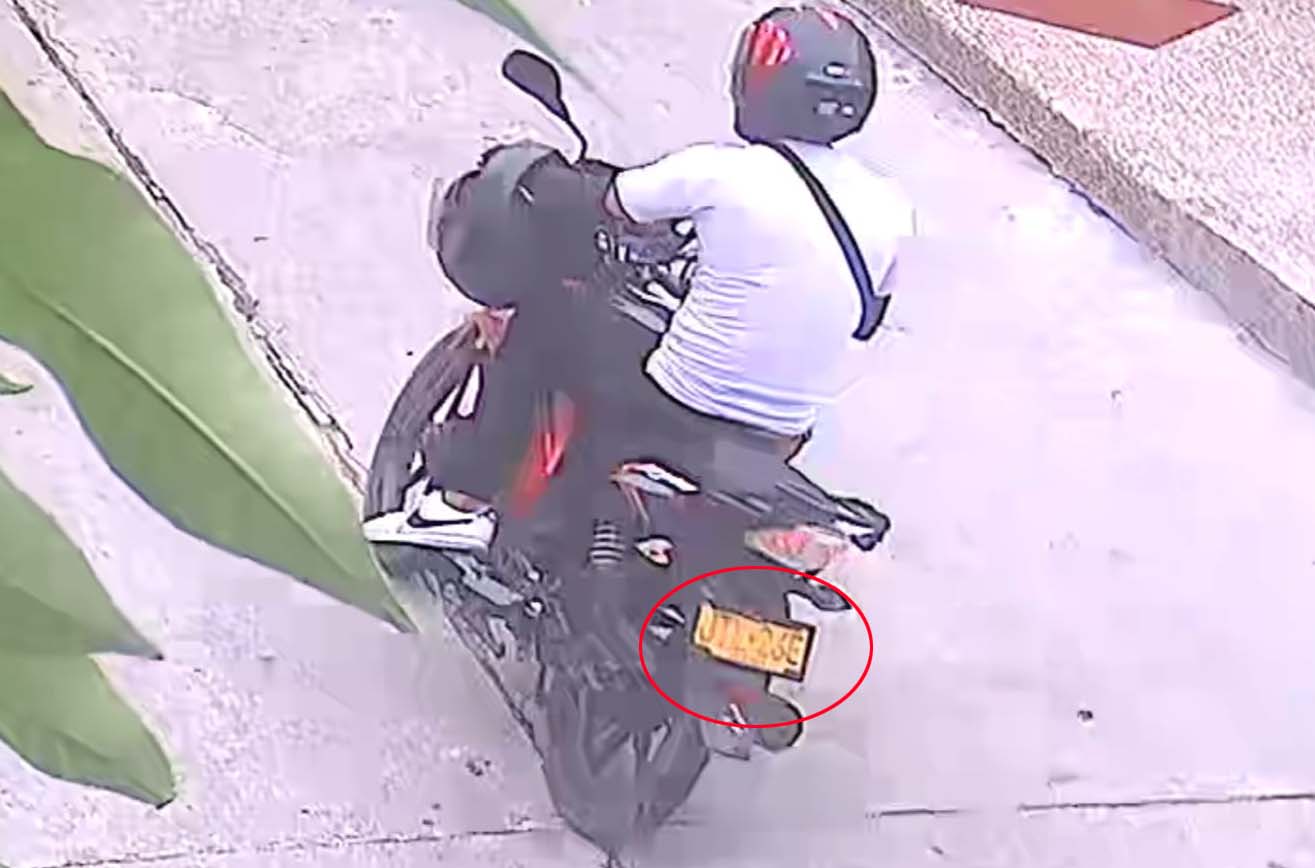 El atracador se moviliza en una moto.