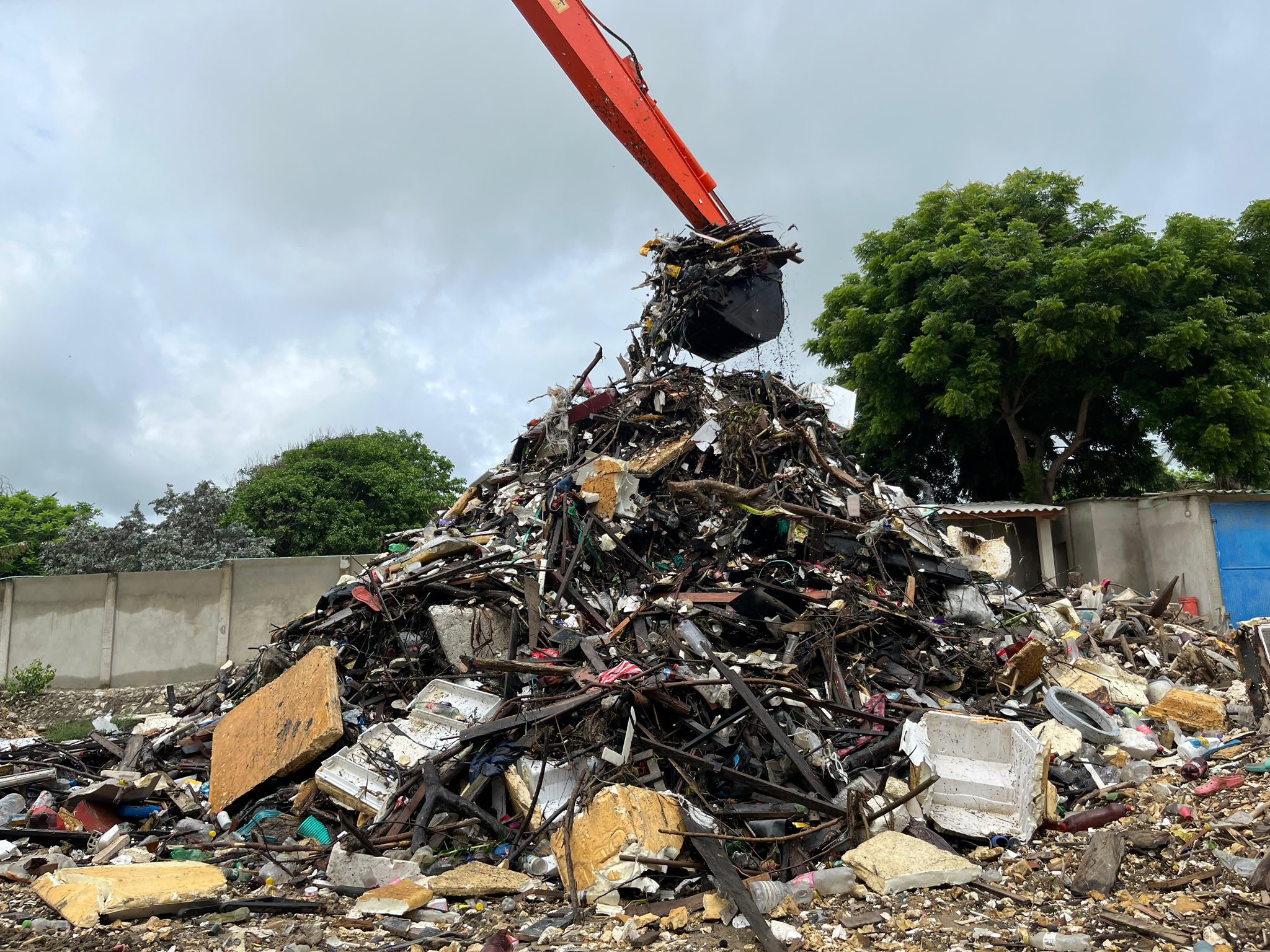 Una gigante montaña de basuras se retira en el cauce del Arroyo León