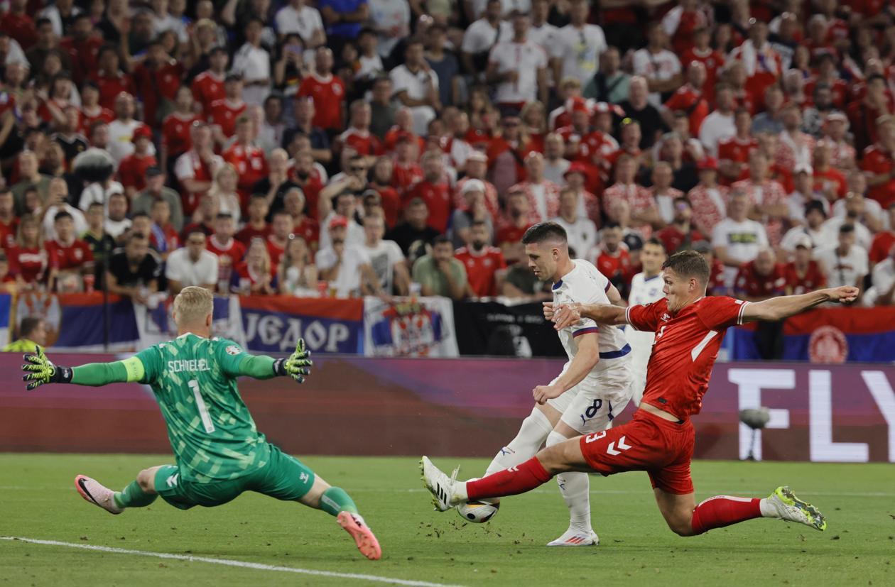 Oportunidad de gol de Luka Jovic ante la portería de Dinamarca.