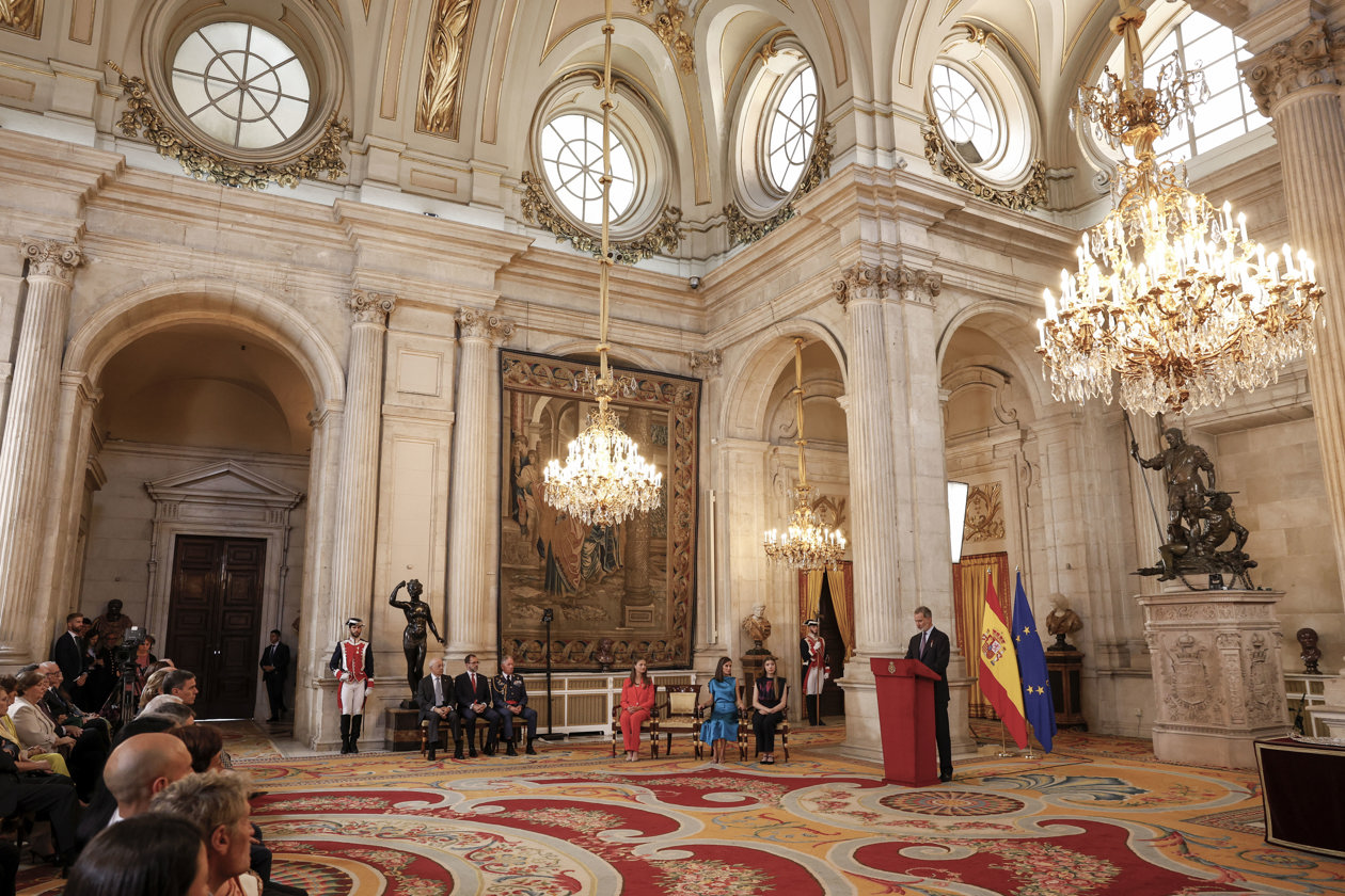 Felipe VI ofrece un discurso en medio de la celebración.