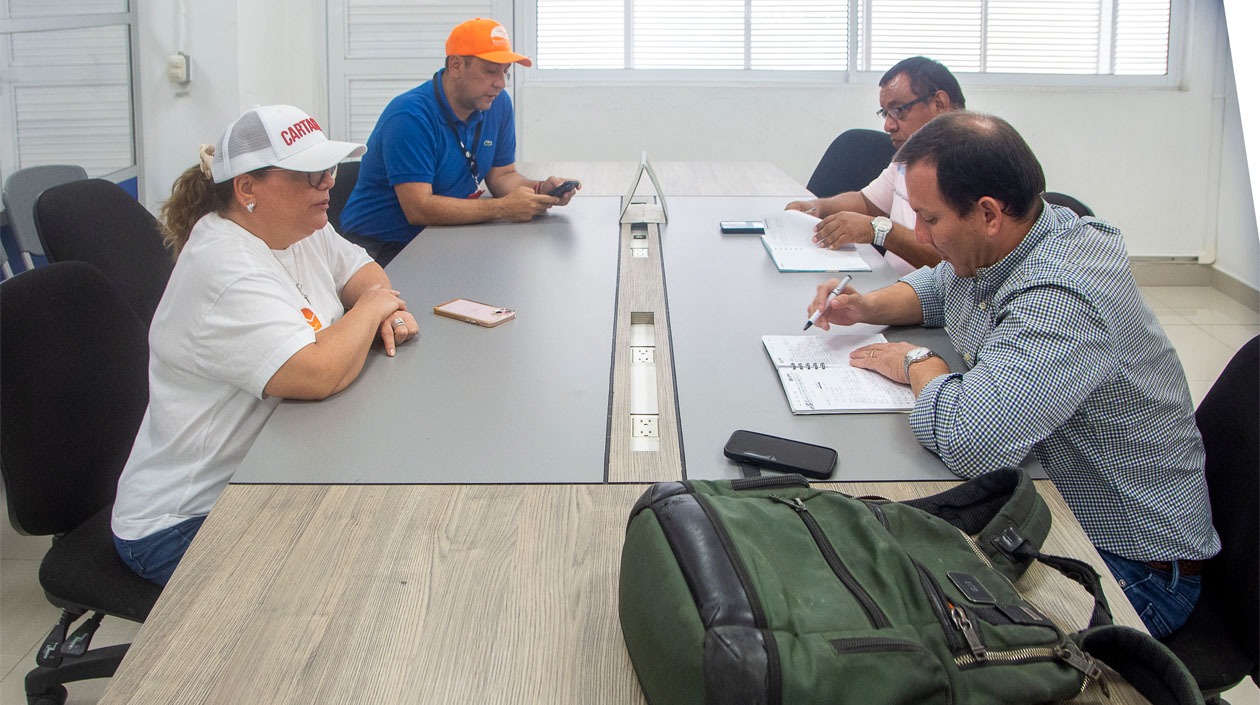 La gerente Ercilia Barrios en la revisión de los trabajos de mantenimiento