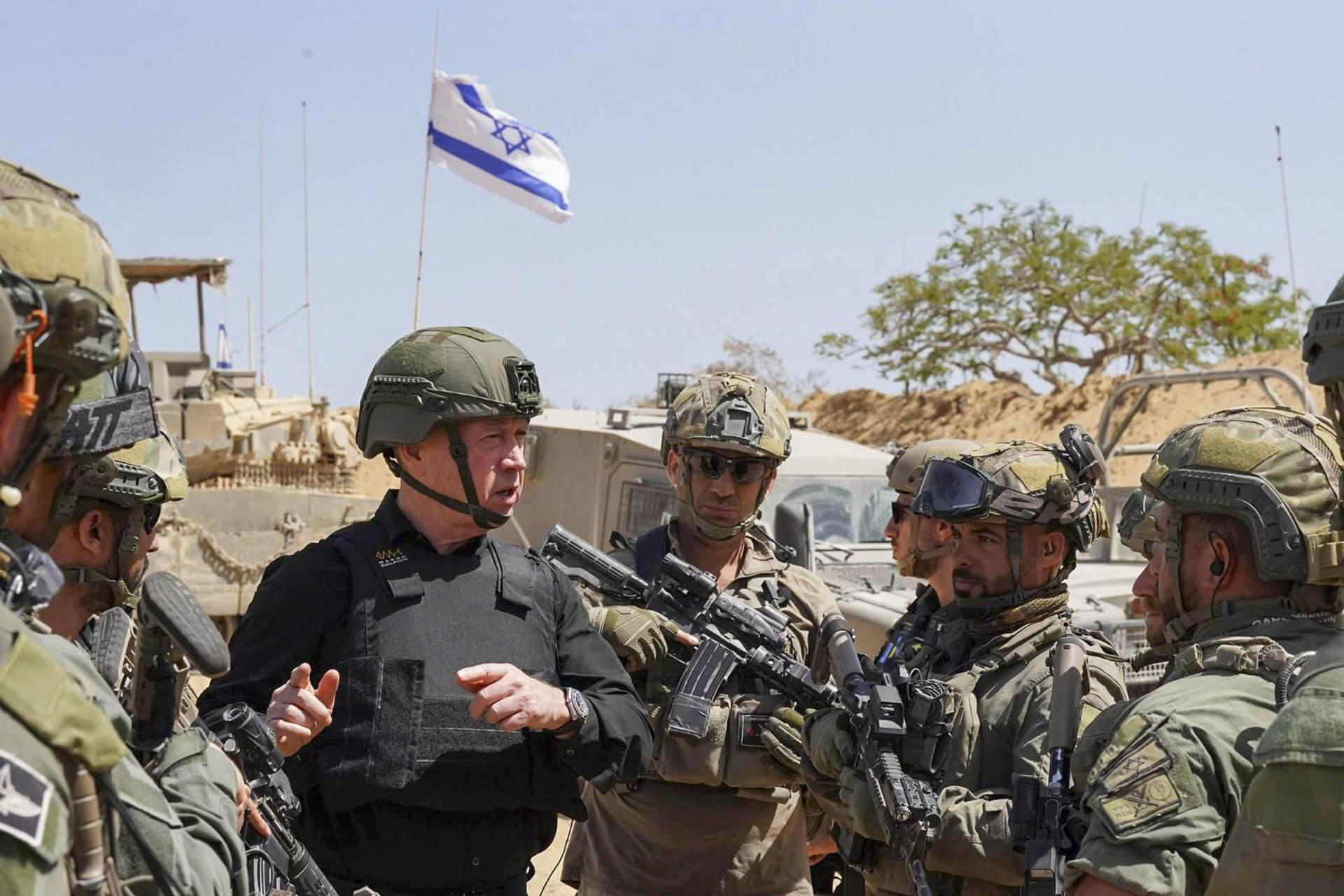 El ministro de Defensa israelí, Yoav Gallant, junto a militares.
