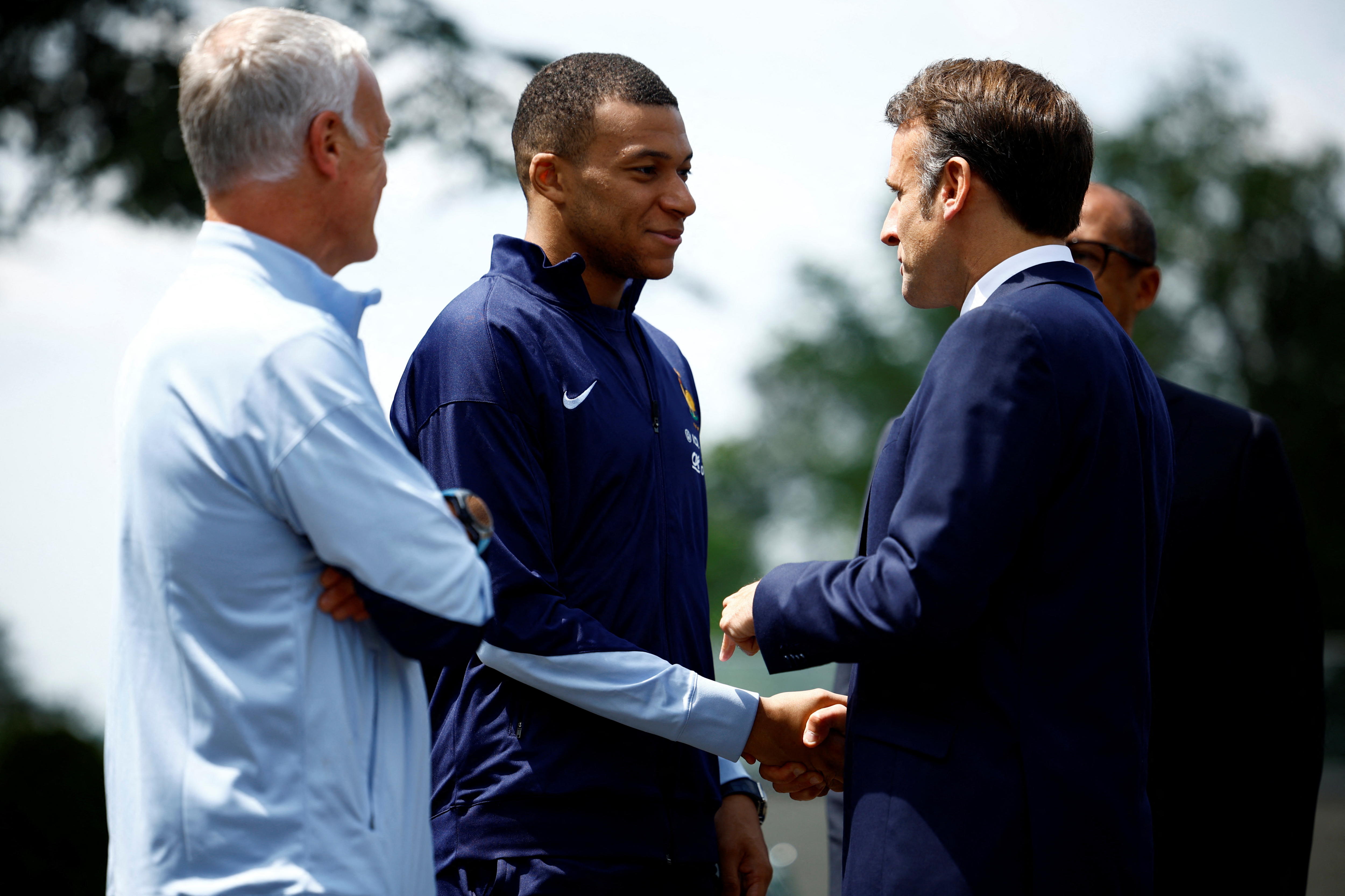Mbappé se saluda con el presidente de Francia, Emmanuel Macron.