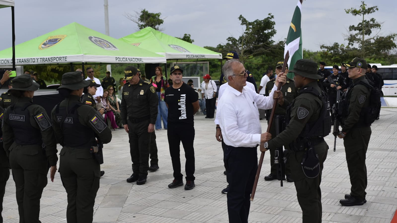 El Ministro de Defensa, Iván Velásquez, saluda al nuevo contingente del Gaula