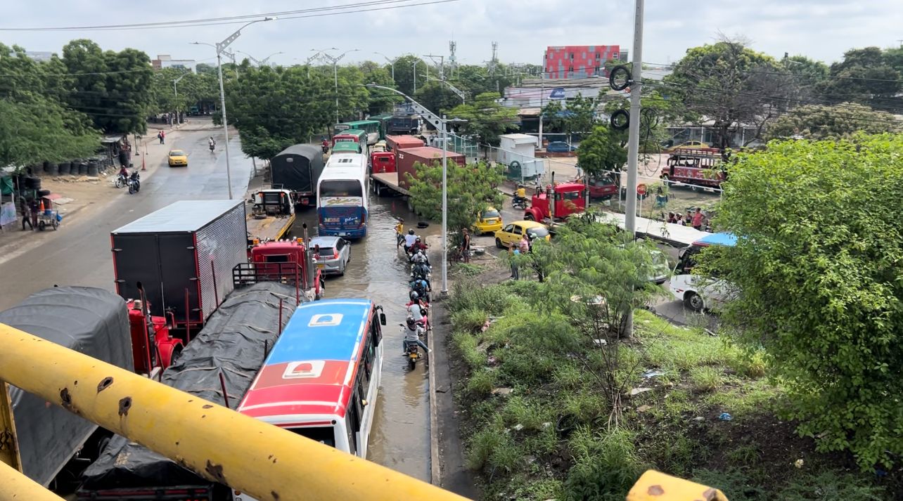 La congestión en vías alternas del puente de la calle 30