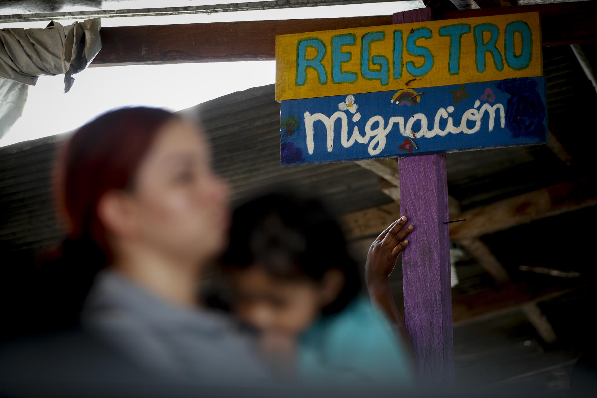 Migrantes esperan para ser registrados por migración en el poblado de Bajo Chiquito.