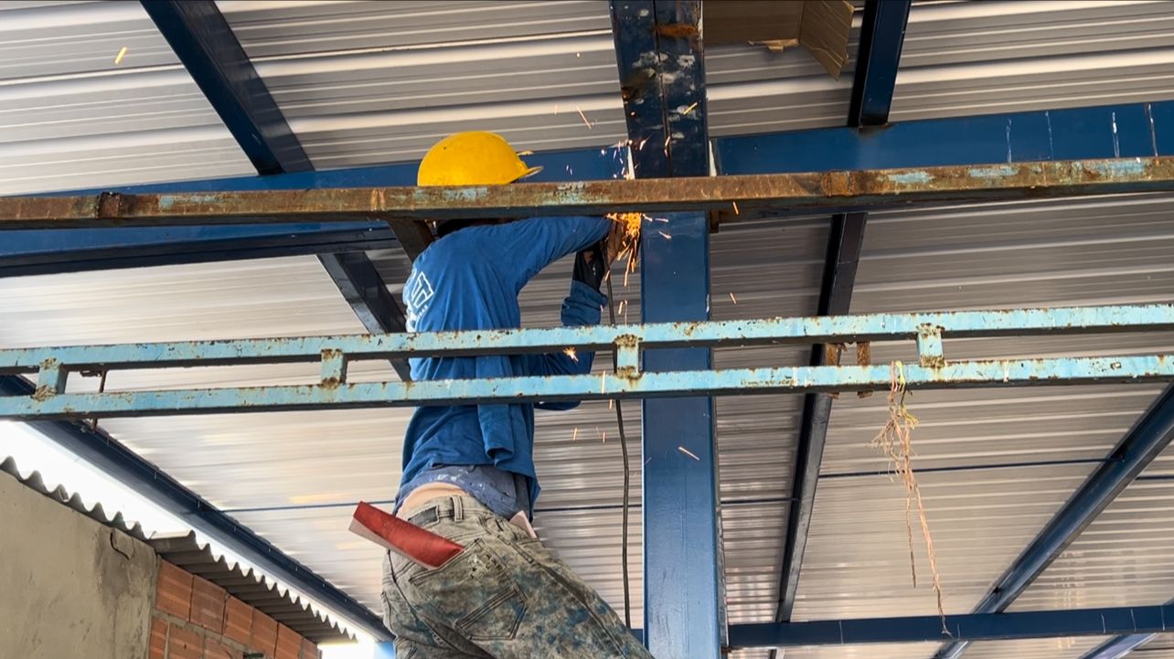 Cambio del techo de la plaza del pescado en Barranquillita