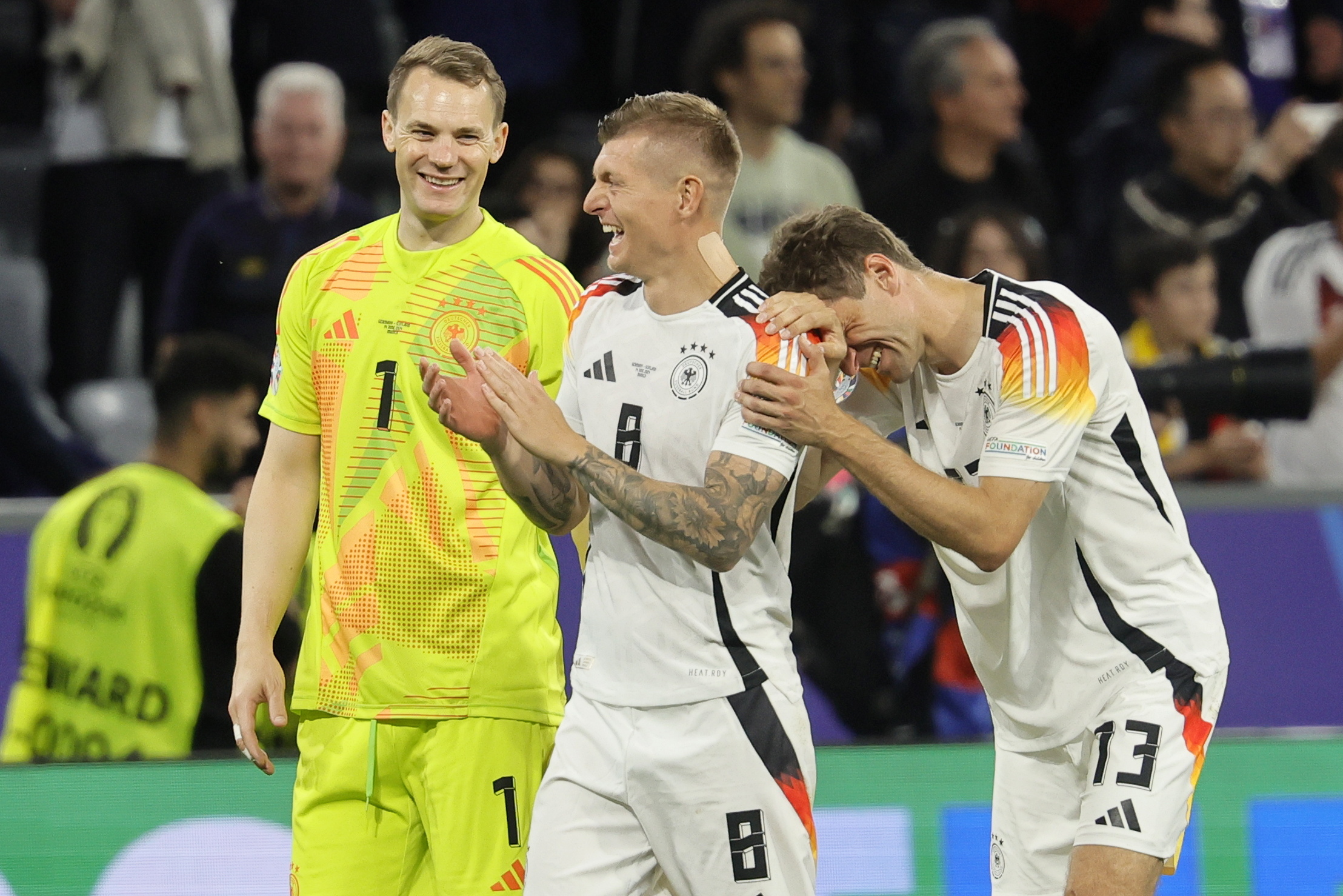 Tono Kroos celebra con Manuel Neuer y Thomas Muller.