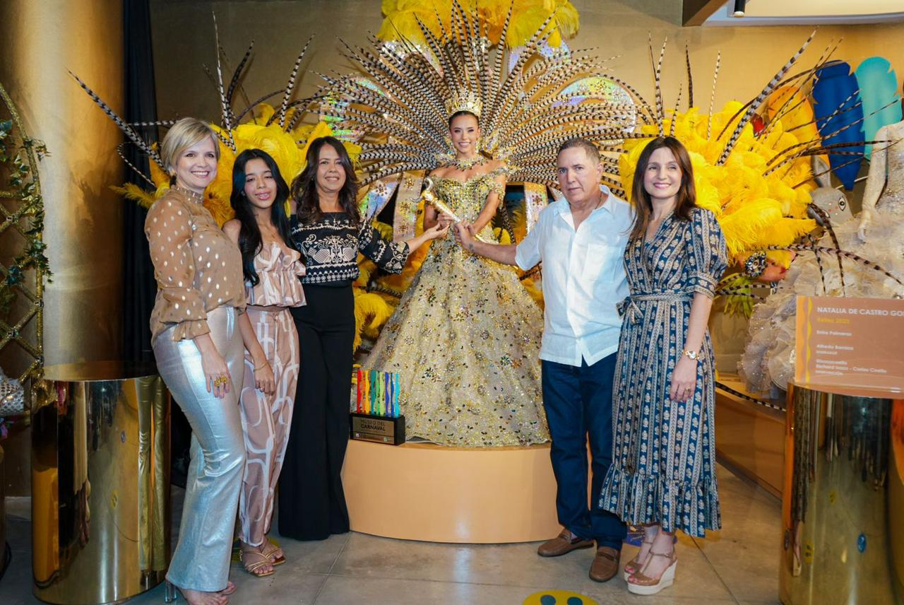 Natalia De Castro en compañía de su familia en el Museo del Carnaval.