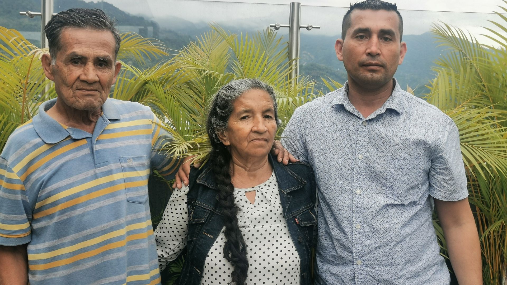 Blanca junto su hijo, Rommel Ortiz y su esposo José Ortiz.