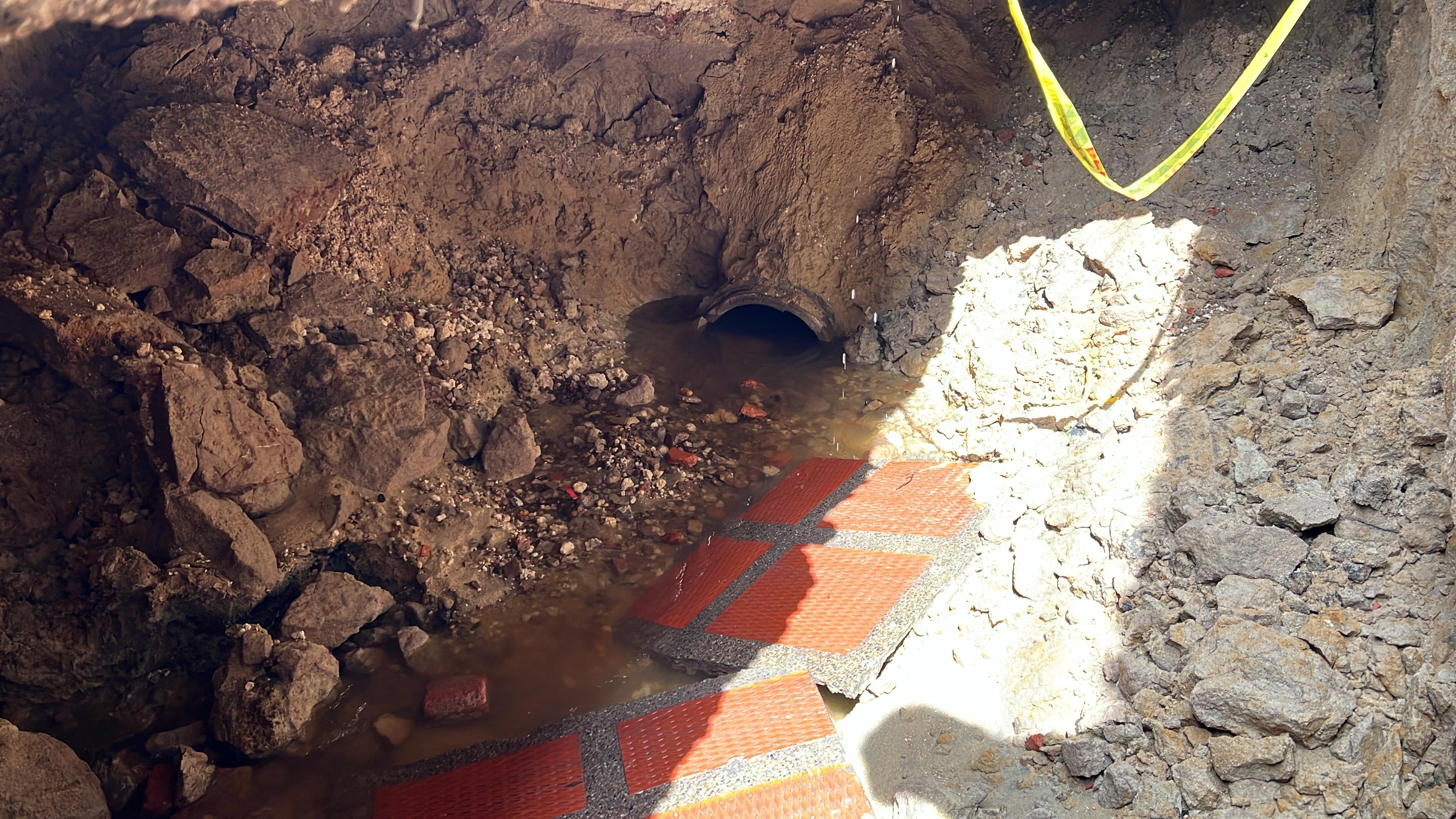 Mujer iba caminando por un andén y se abrió gigante hueco