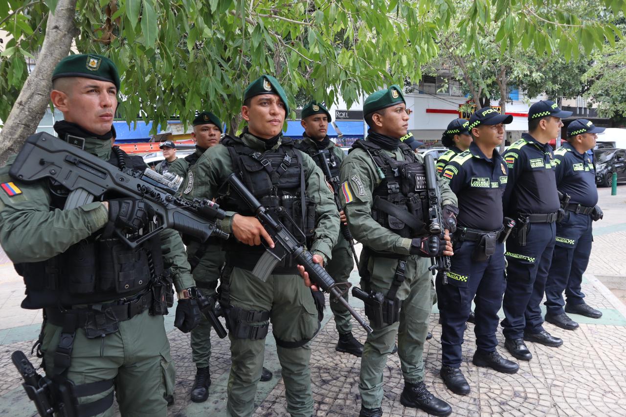 Policía en formación en el Paseo Bolívar