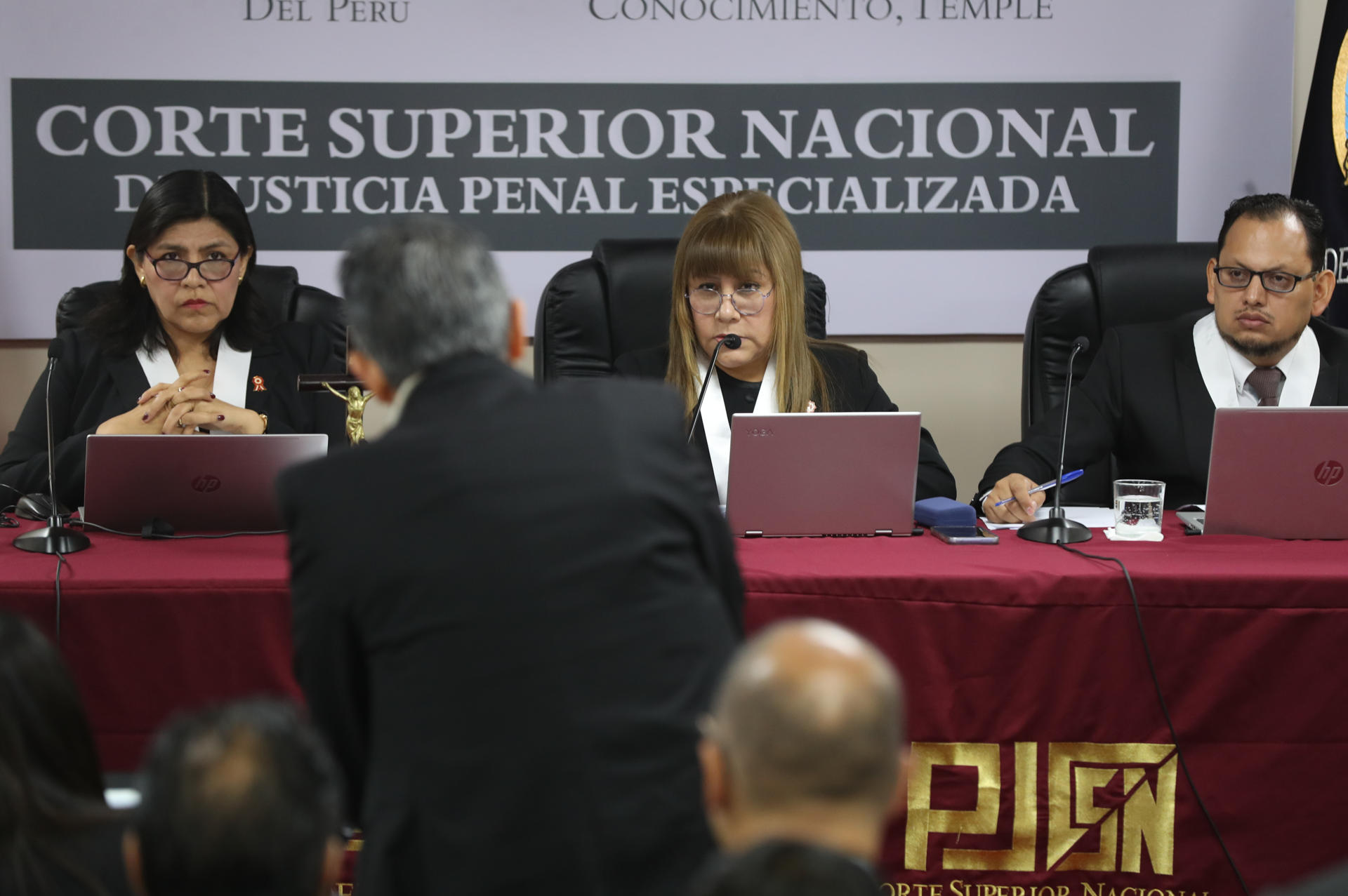 La magistrada Juana Caballero (c) preside, junto a Nayko Coronado (i) y Max Oliver Vengoa, la audiencia del juicio oral.