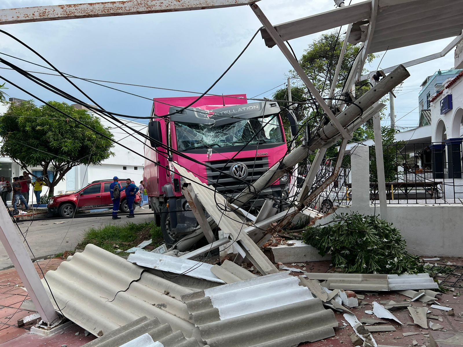 Camión chocó contra dos vehículos y una vivienda en el barrio El Recreo