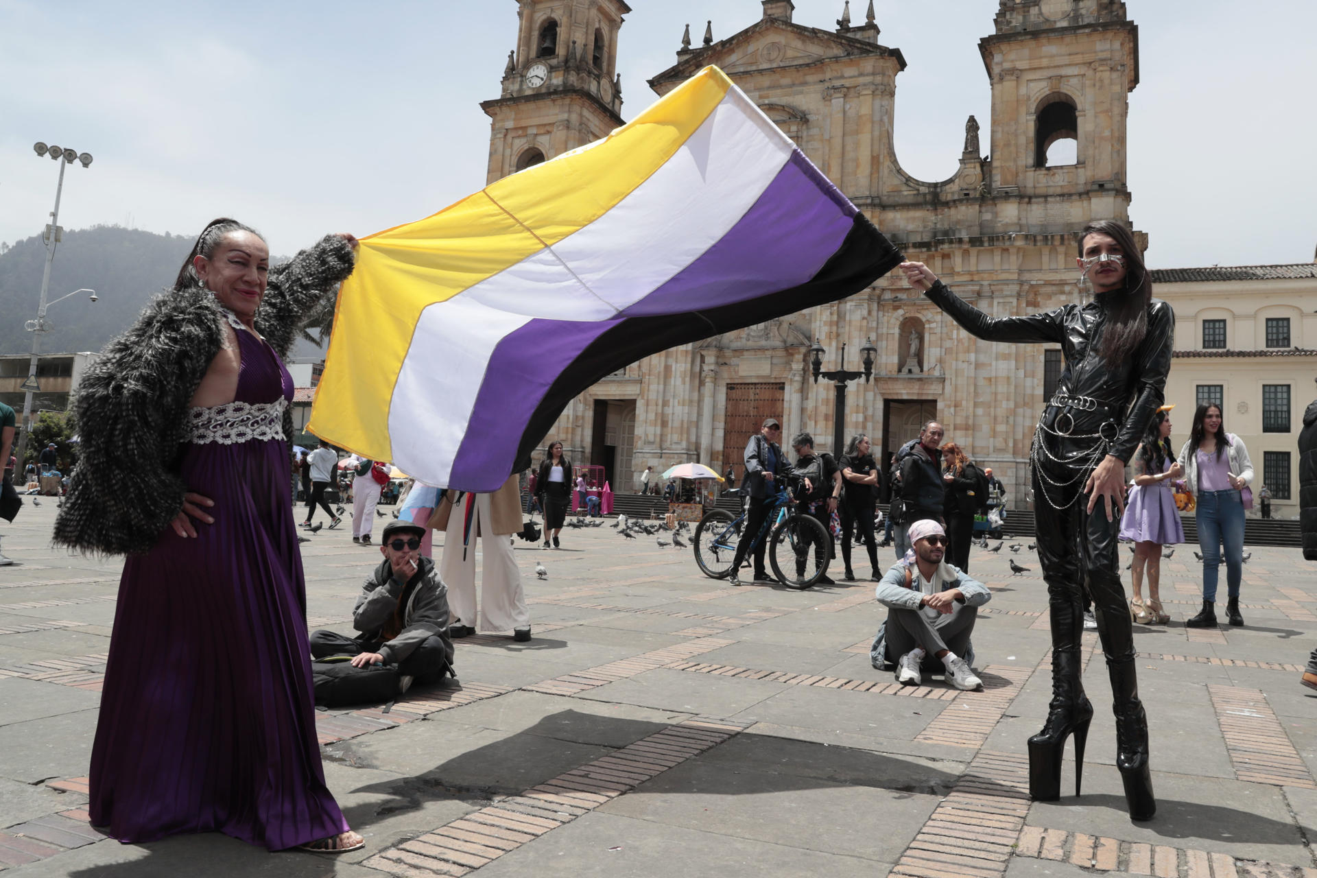 Integrantes de la comunidad LGTBI sostienen una bandera durante un evento este miércoles, en Bogotá.