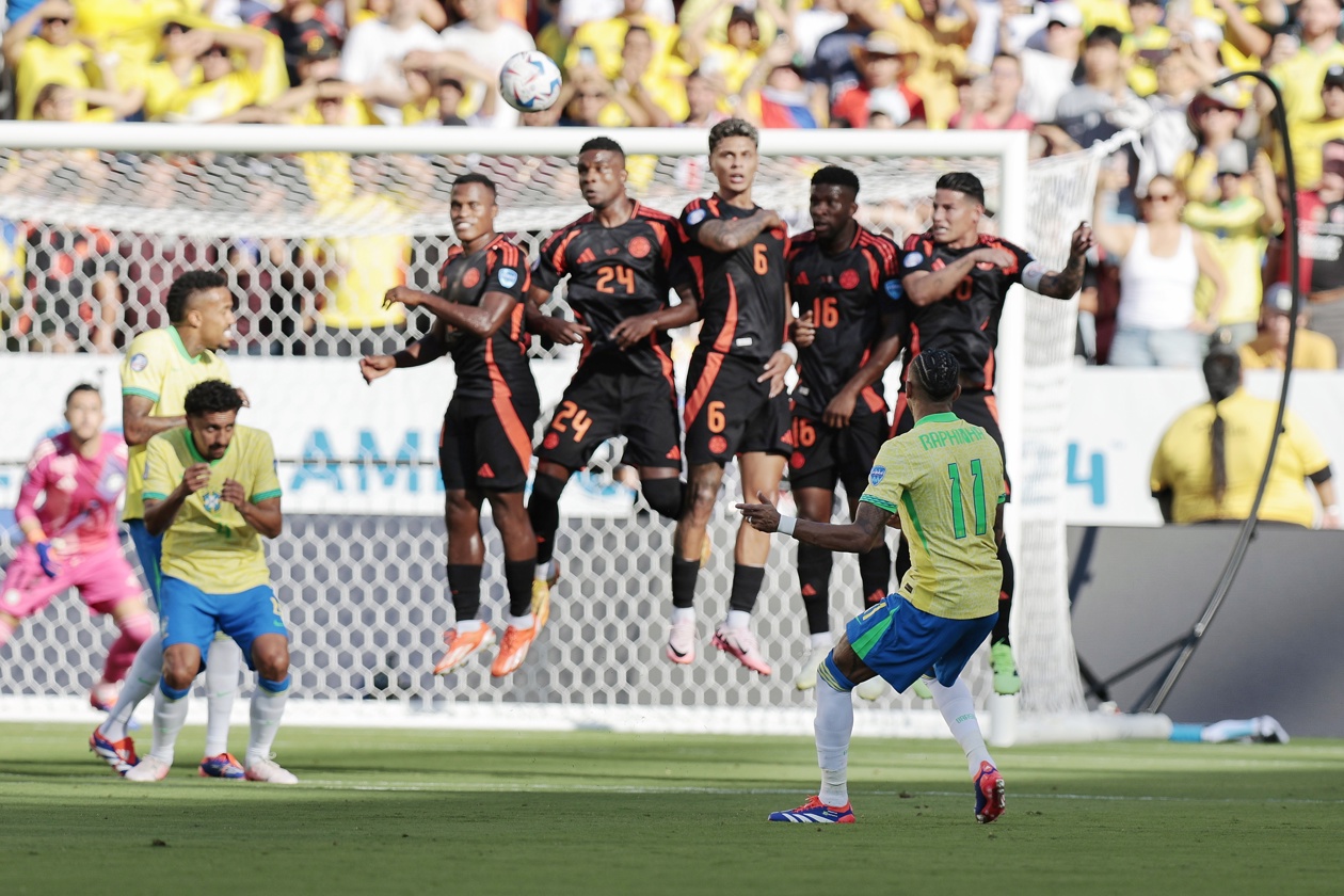 El gol brasileño producto de un tiro libre cobrado por Raphinha. 