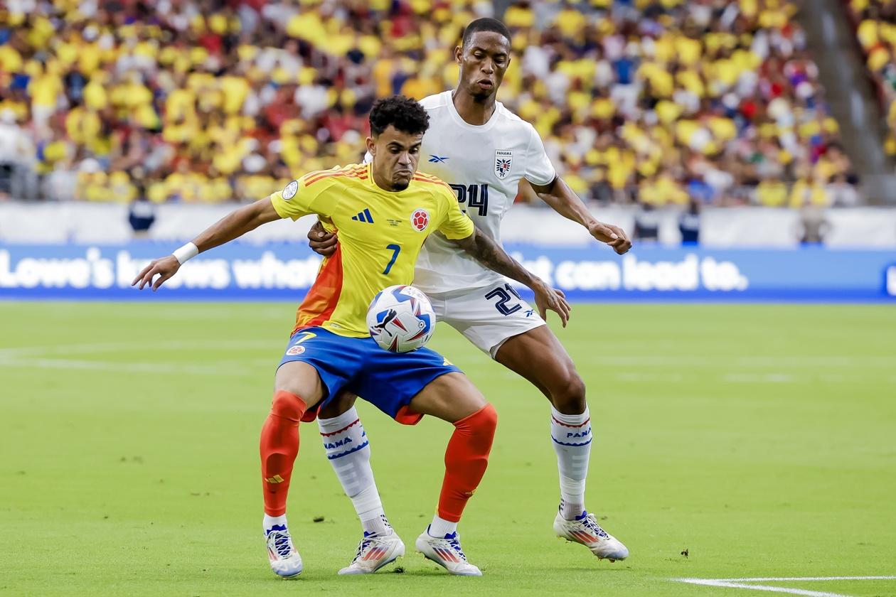 Luis Díaz, autor del tercer gol colombiano, protege el balón ante la marca de Edgardo Fariñas.