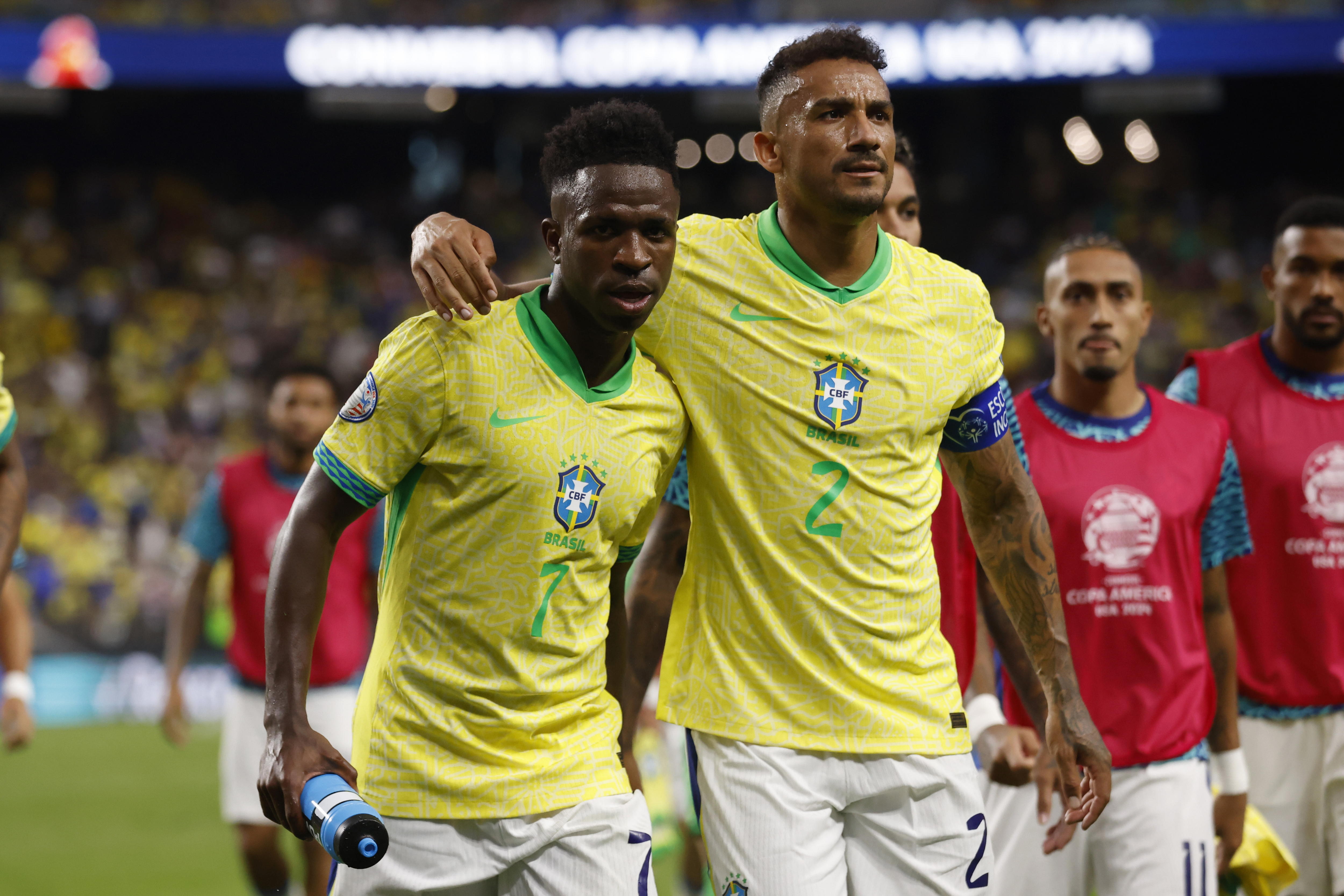 Vinicius Junior y el capitán Danilo, integrantes de la selección brasileña. 