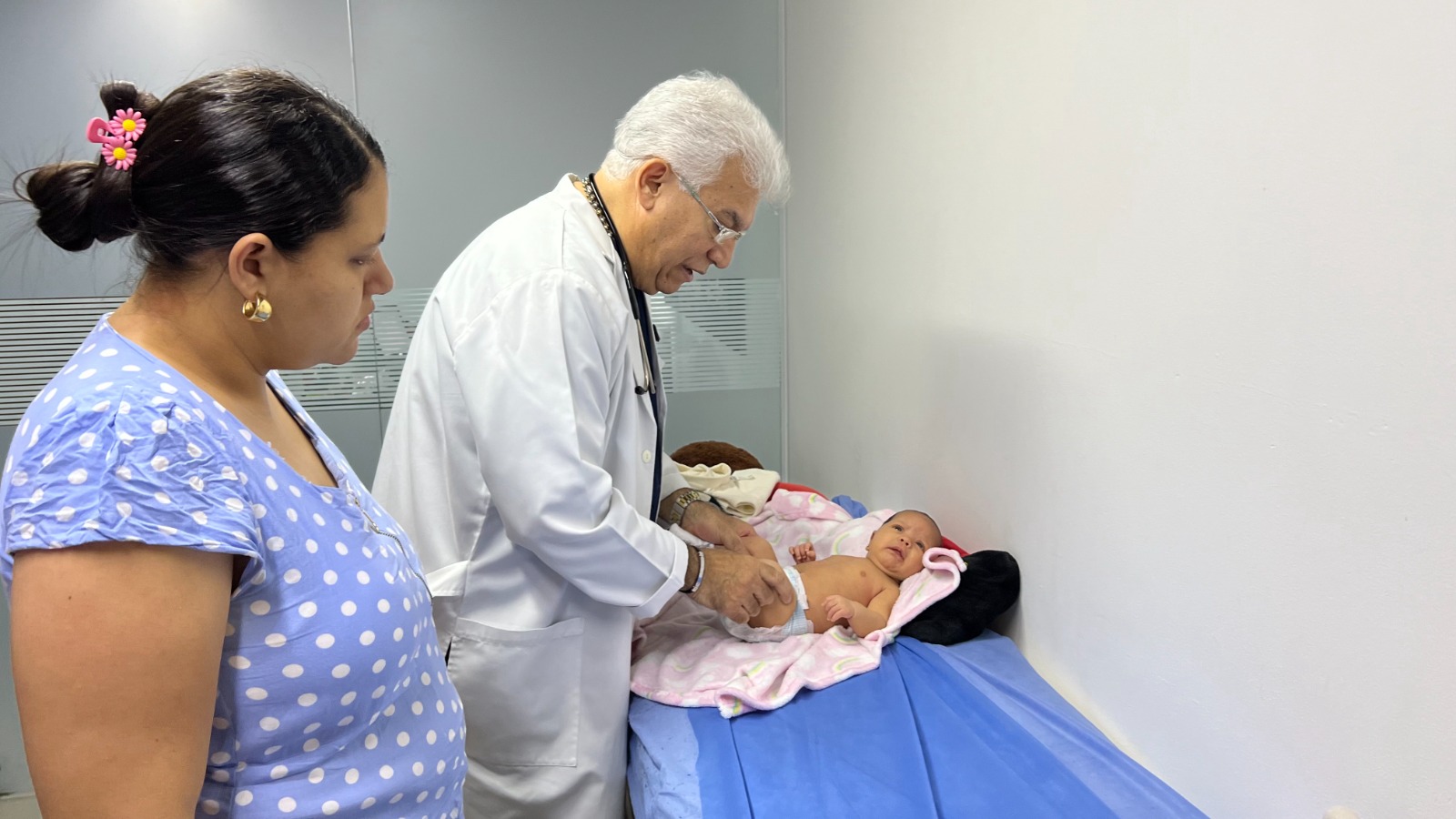 Adriana Olarte con su hija junto al Dr. Gustavo Romero en cita de control.