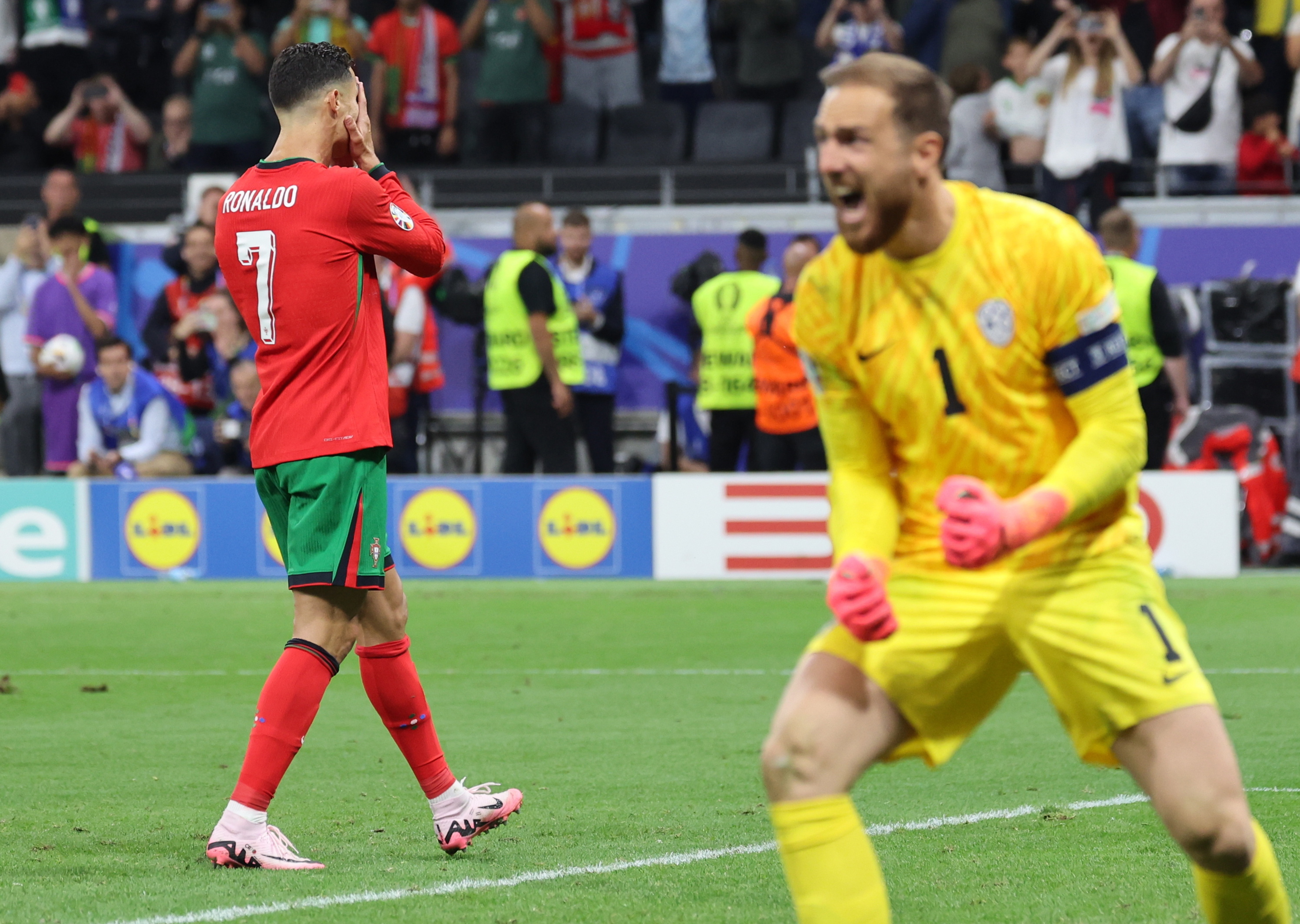 Oblak, portero de Eslovenia, festeja tras atajarle el penalti a Cristiano Ronaldo en el tiempo extra.