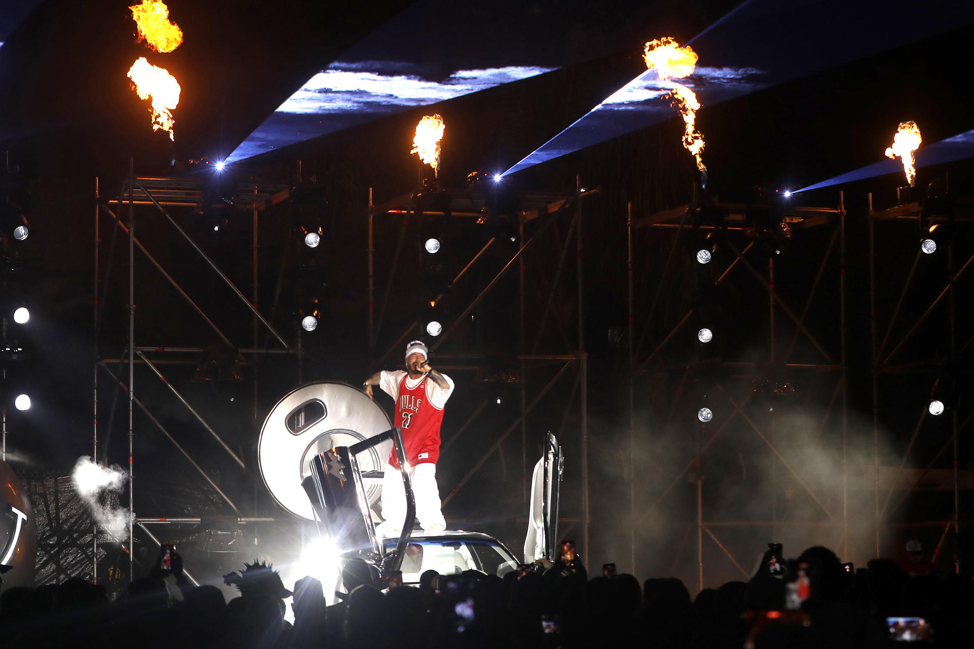  J Balvin canta durante la presentación de su nuevo álbum 'Rayo'.