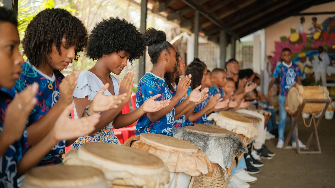 Fueron recibidos al ritmo de la Escuela Taller Tambores de Cabildo.