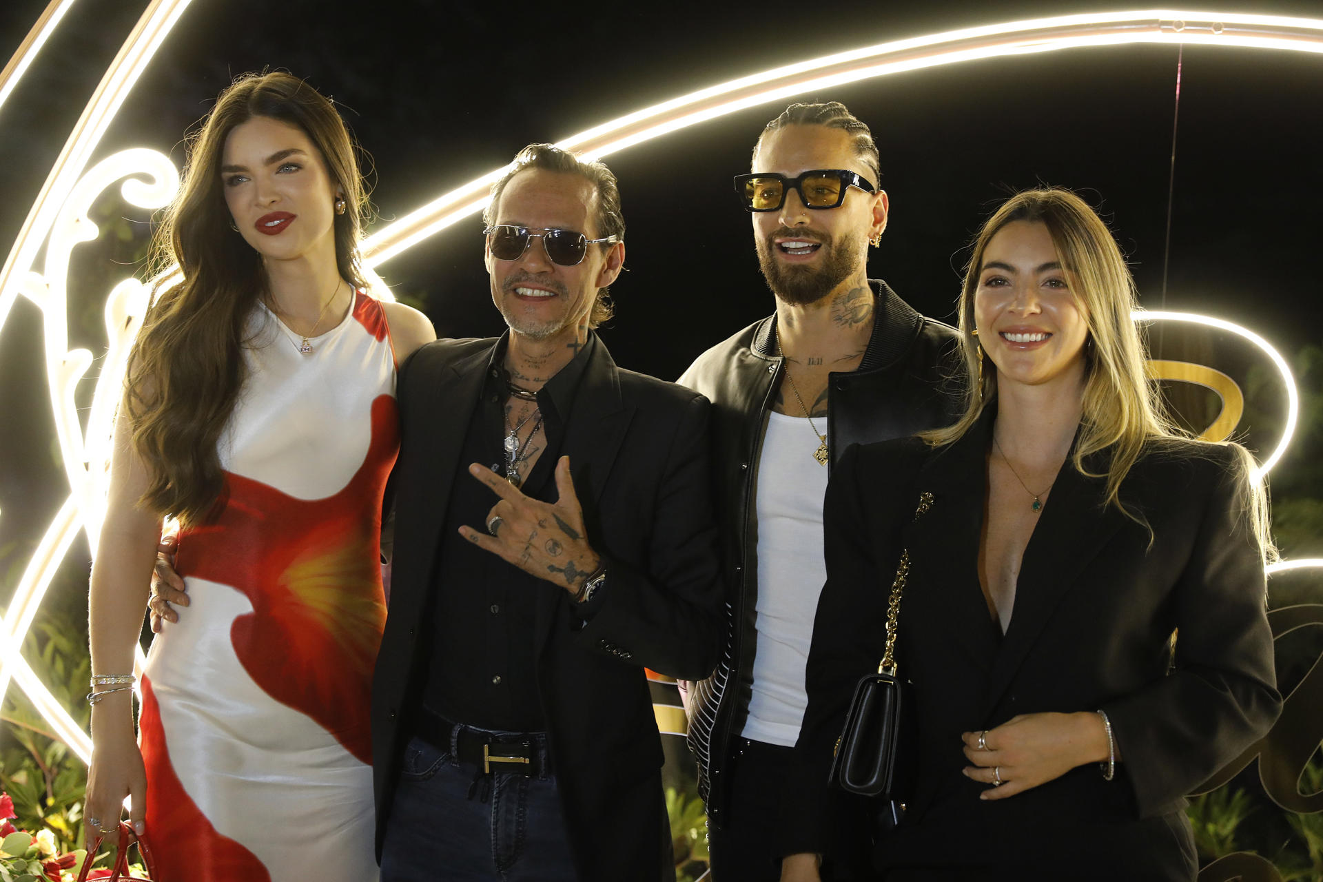  Maluma junto a su esposa Susana Gómez, el cantante Marc Anthony y su esposa Nadia Ferreria.