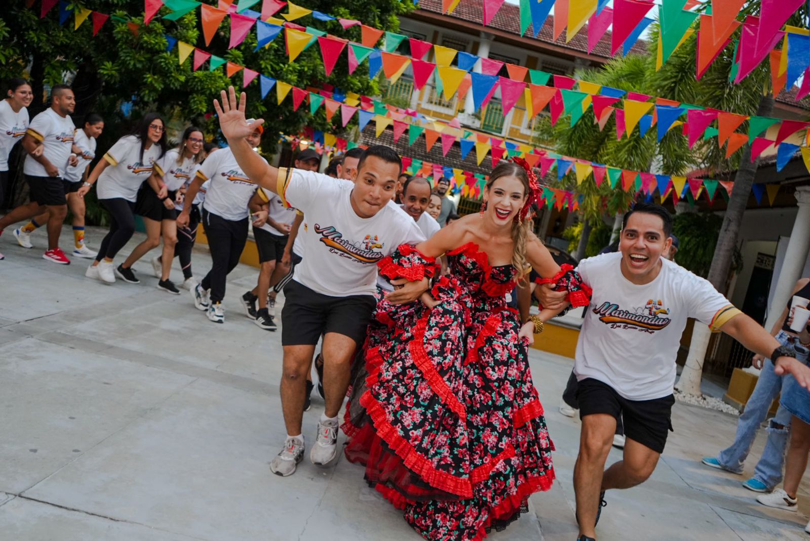 La popular comparsa ‘Las Marimondas del Barrio Abajo’ estará presente durante el desfile. 