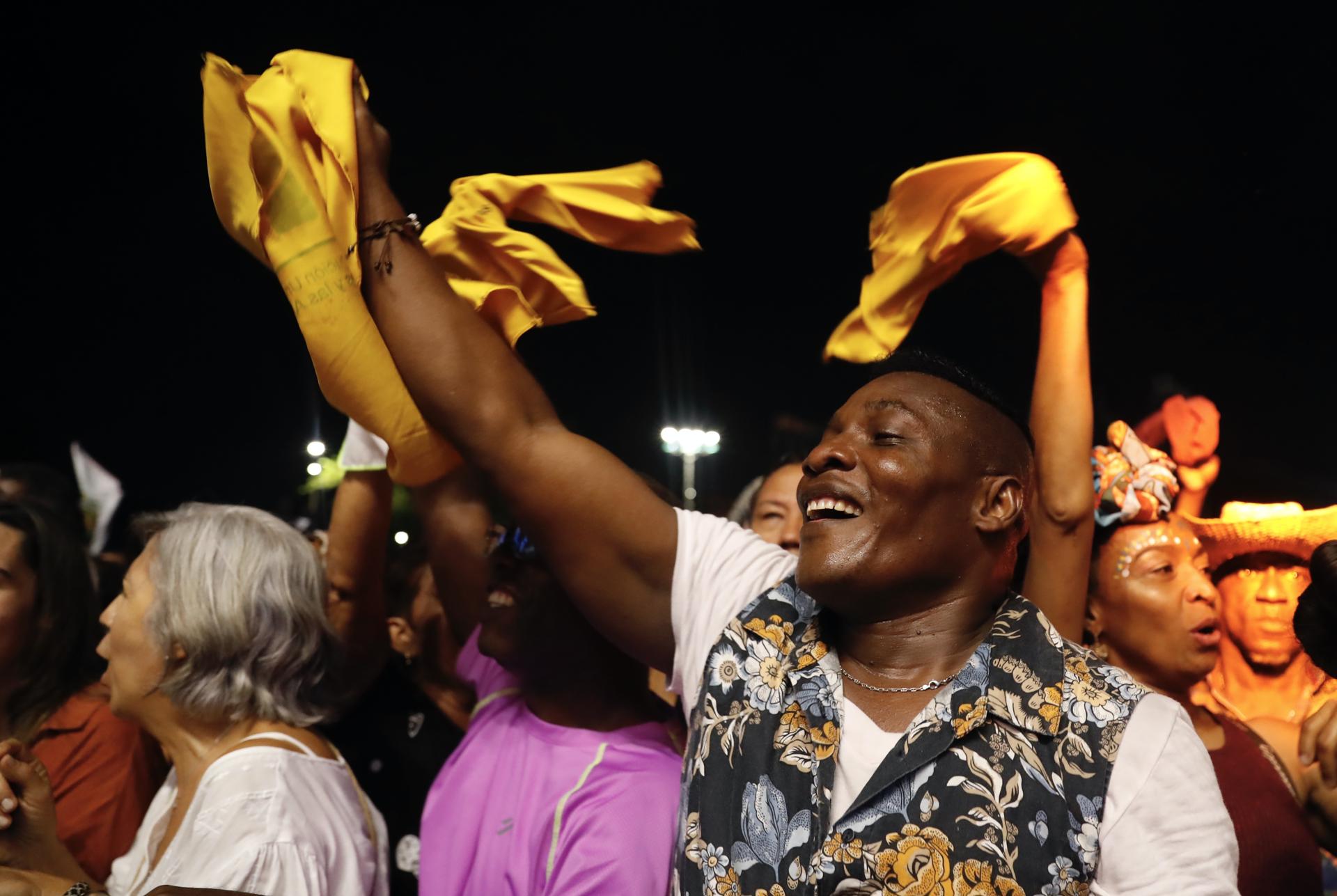 Personas asisten al inicio del Festival Petronio Álvarez.