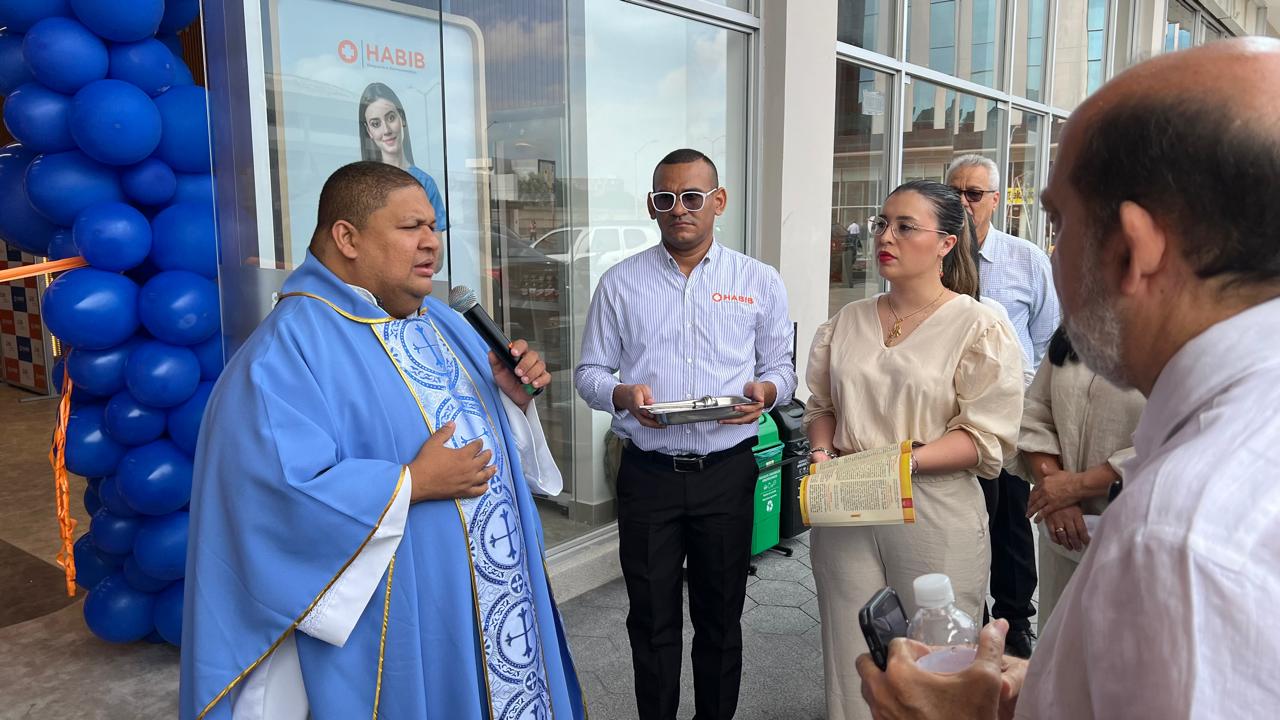 Sacerdote Milton Pérez bendiciendo nueva sede de Habib.