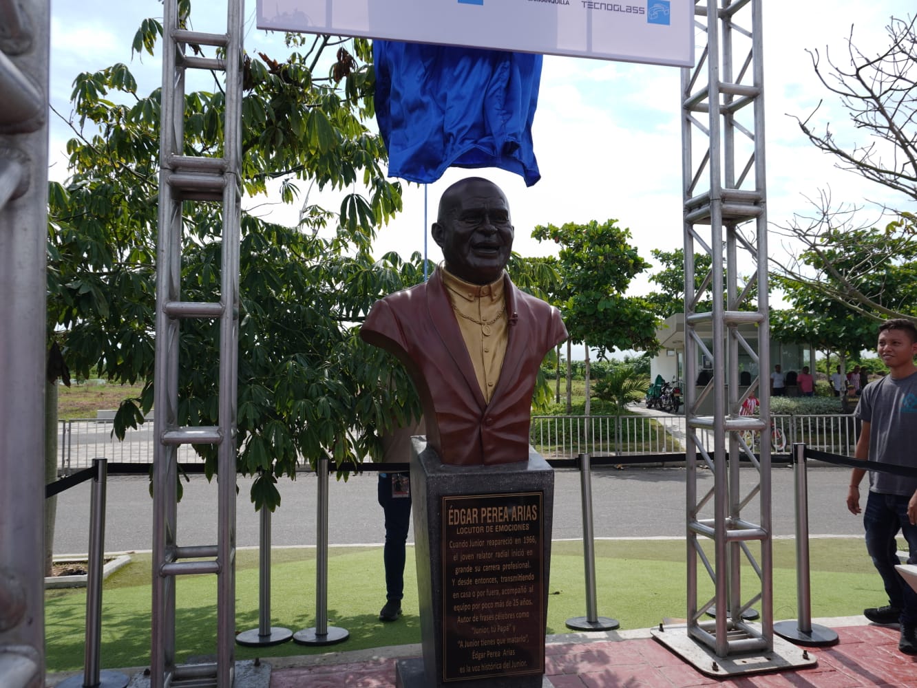 Busto de Édgar Perea en la Ventana de Campeones.