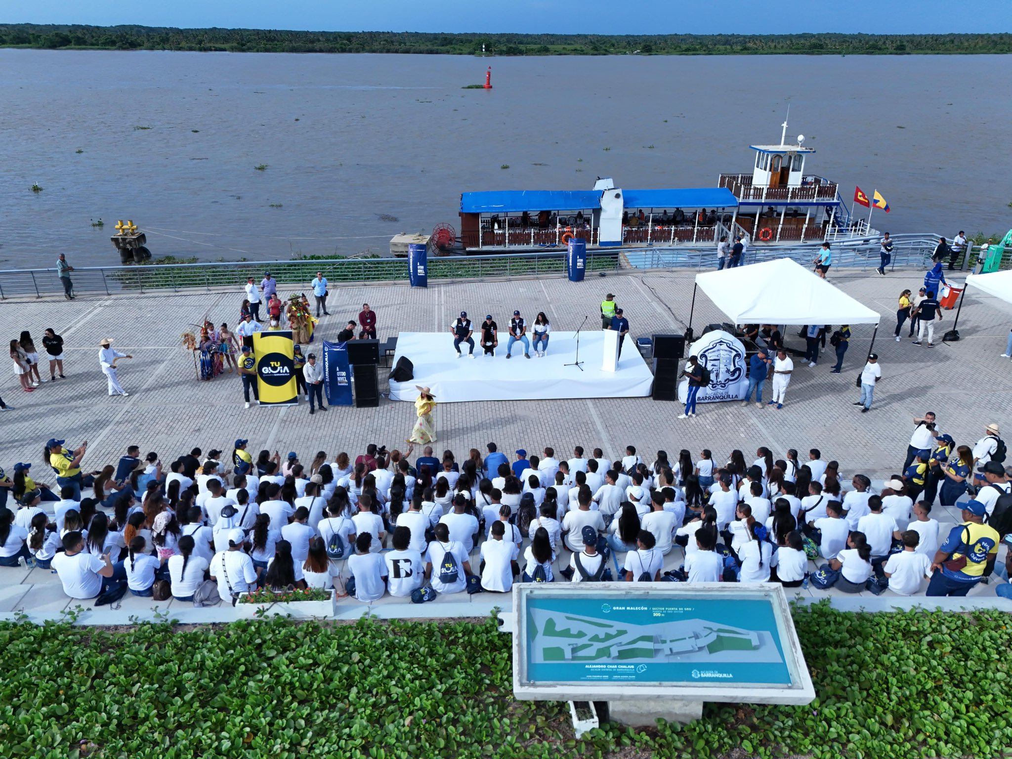 El alcalde Char conoció a los 'Guías Cívicos' en el Gran Malecón del Río.