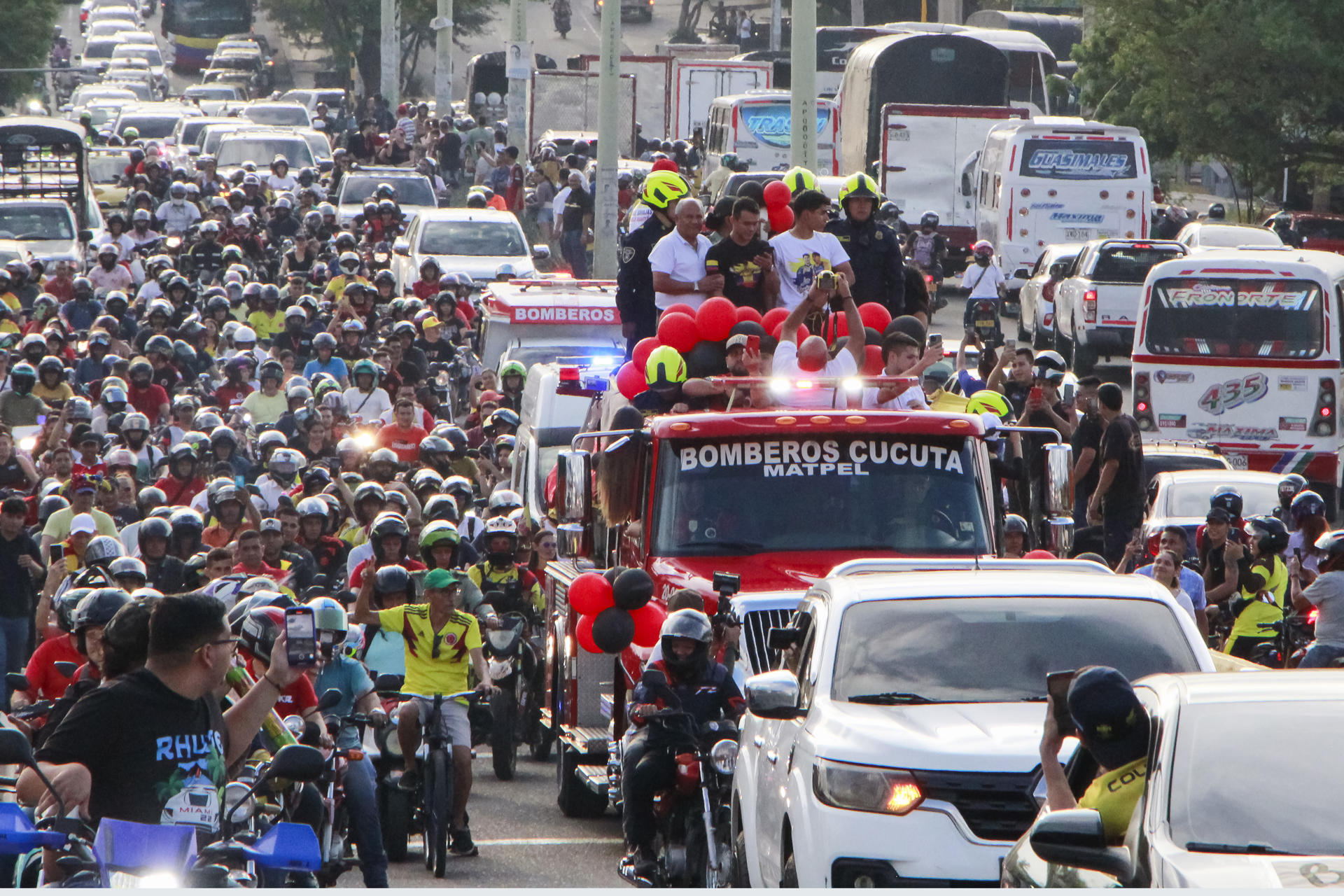 Multitud que recibió al medallista olímpico. 