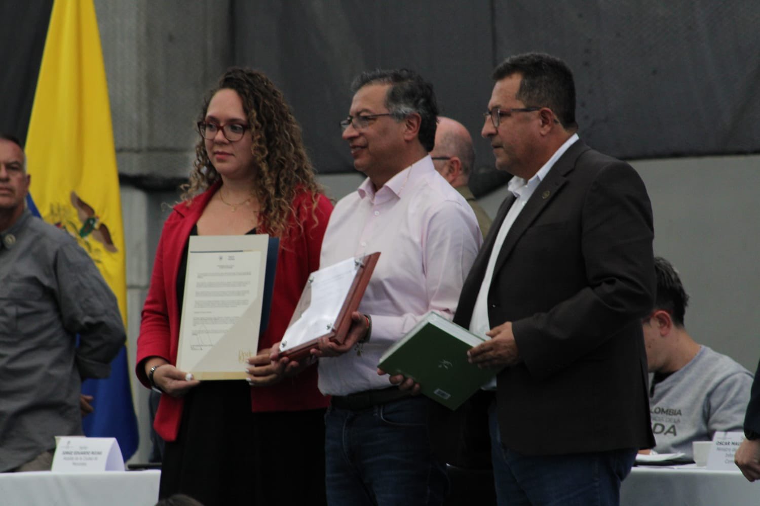 El Presidente Petro recibió una placa reconociendo su labor por la educación.