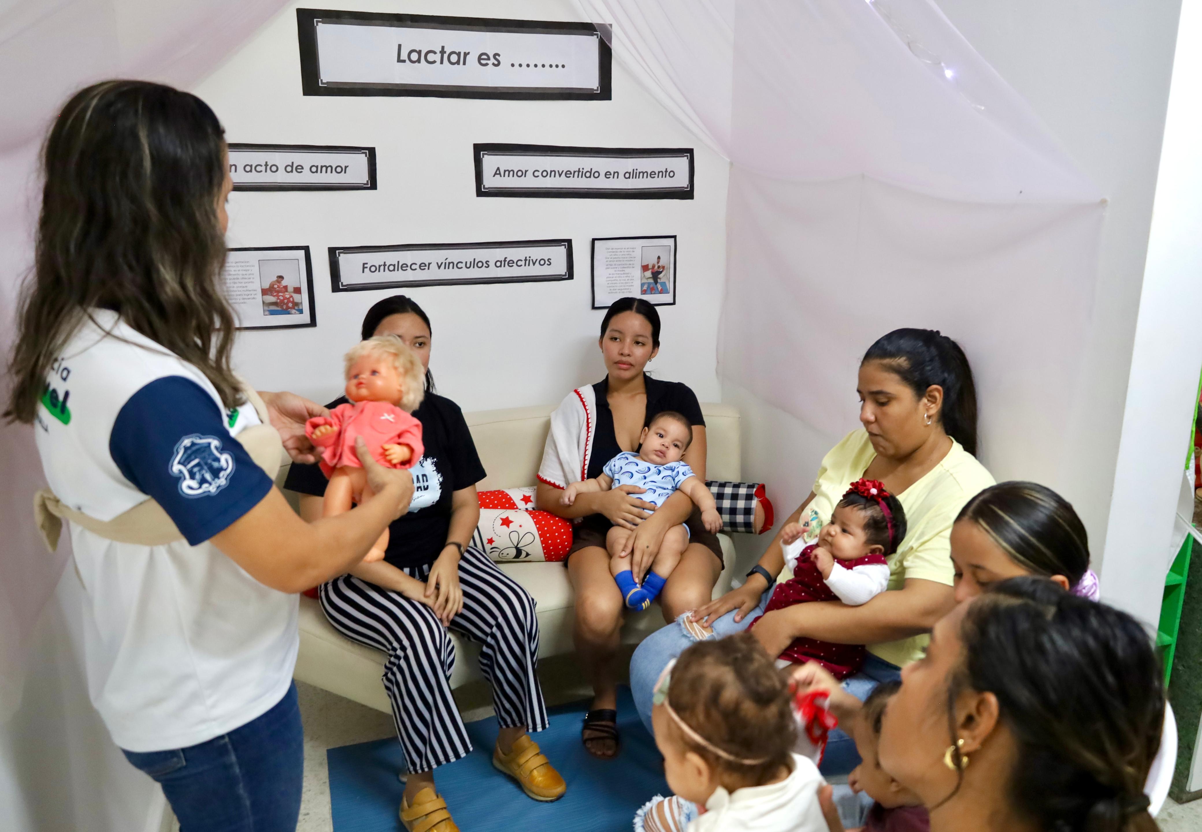 Posturas de amamantamiento, una de las actividades dentro de la programación. 