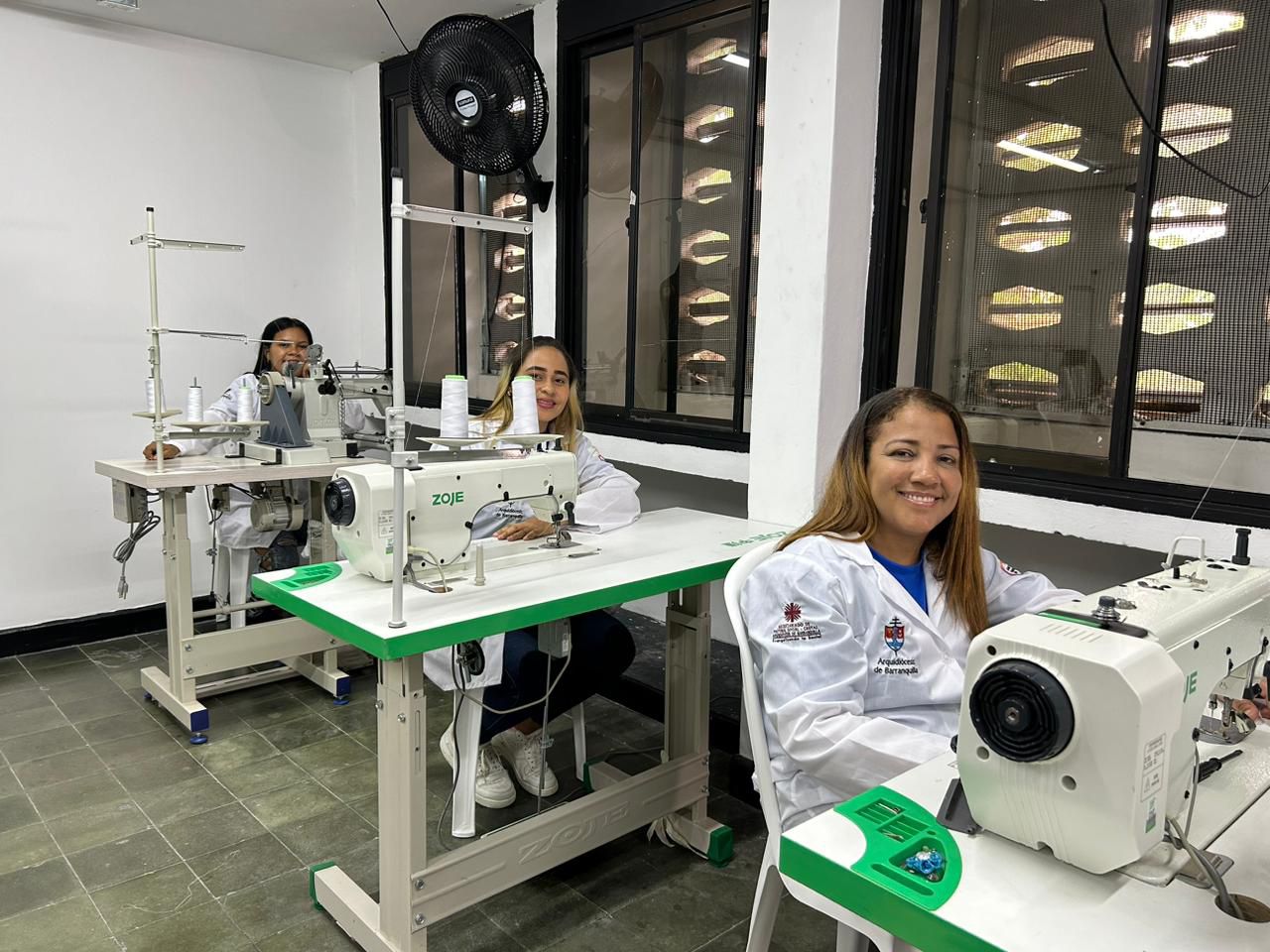 Tres de las pospenadas trabajando en la planta de alta confección inaugurado en Barranquilla