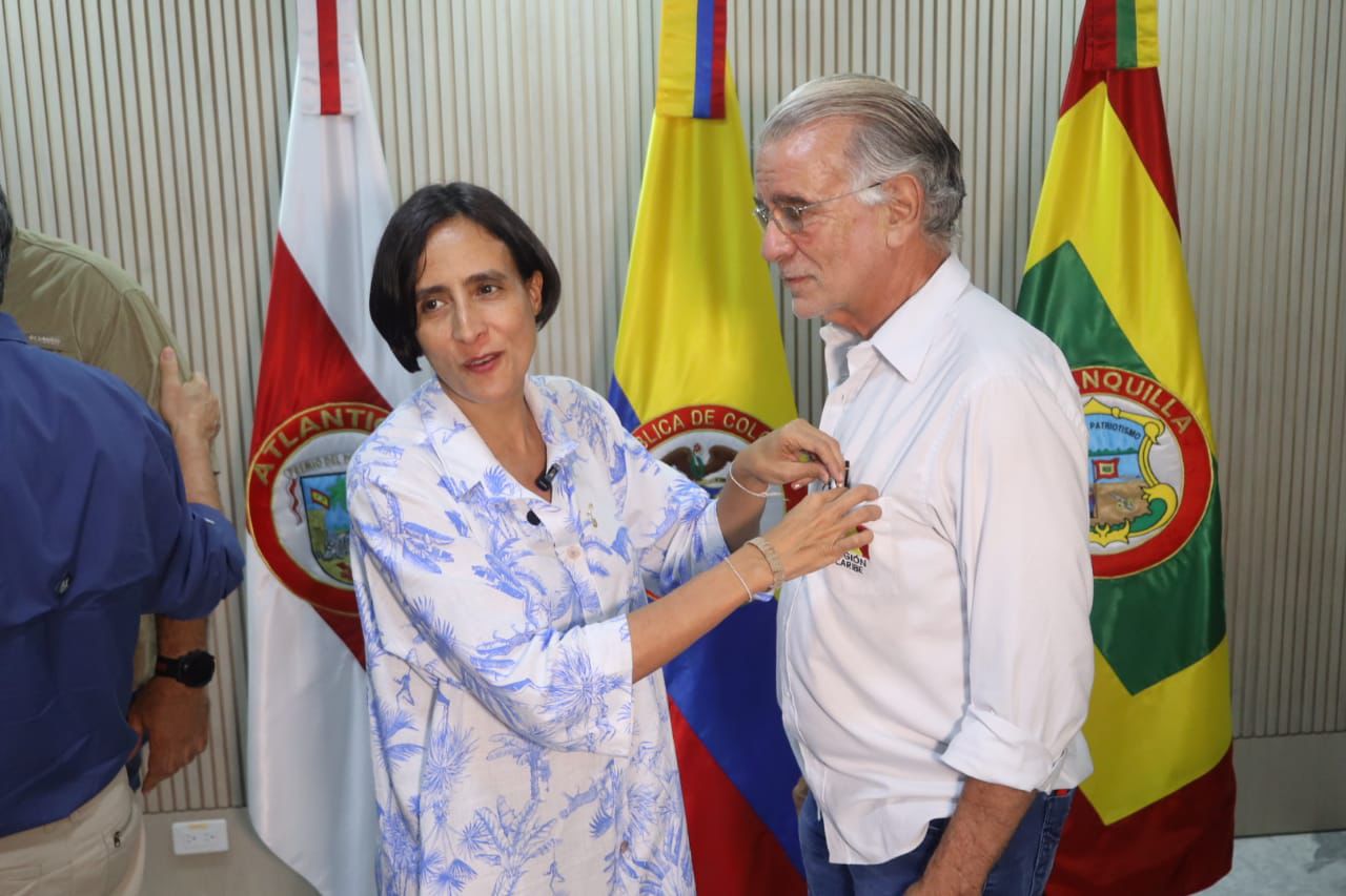 Eduardo Verano junto a Susana Muhamad.