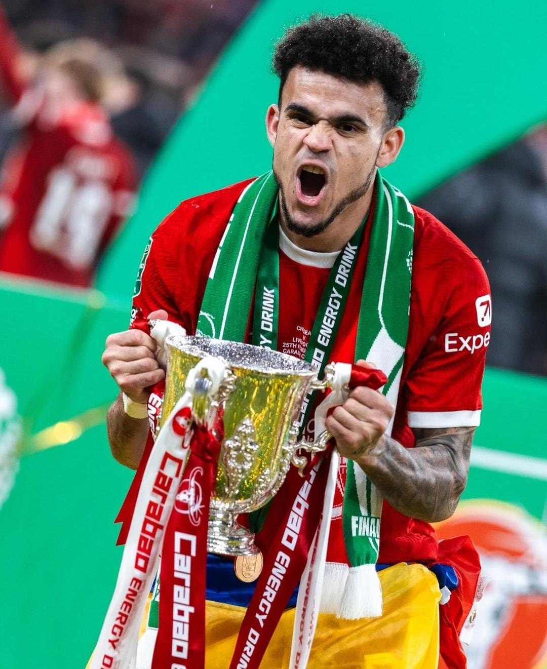 Luis Díaz con el trofeo de la Copa de la Liga 2023-24.