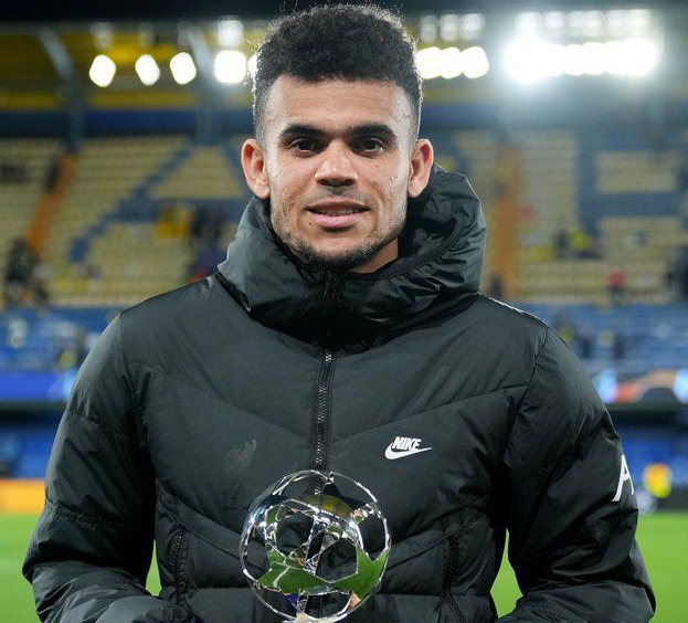 Luis Díaz con su premio de mejor jugador del partido contra Villarreal.