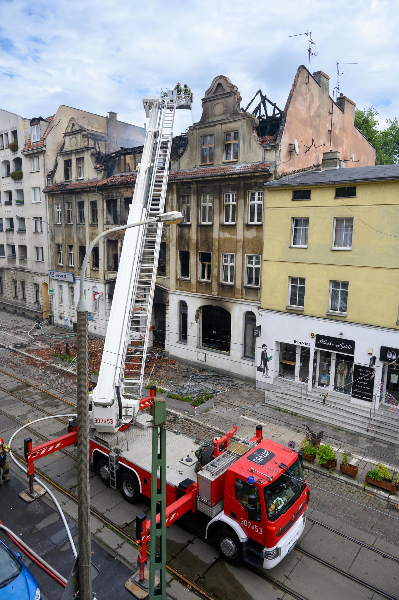 Bomberos en el lugar incendiado.