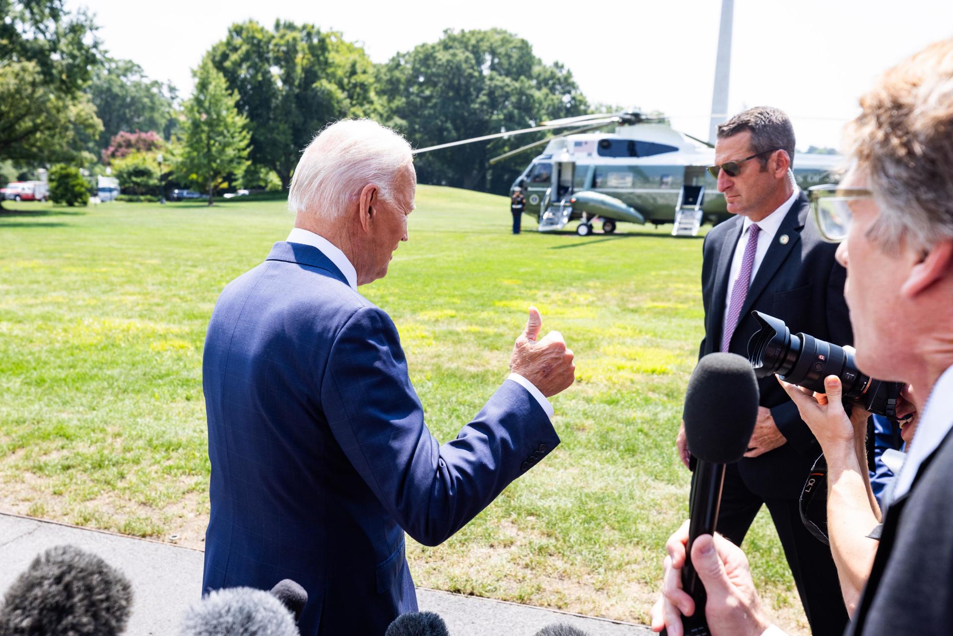 Joe Biden antes de ingresar a su helicóptero presidencial.