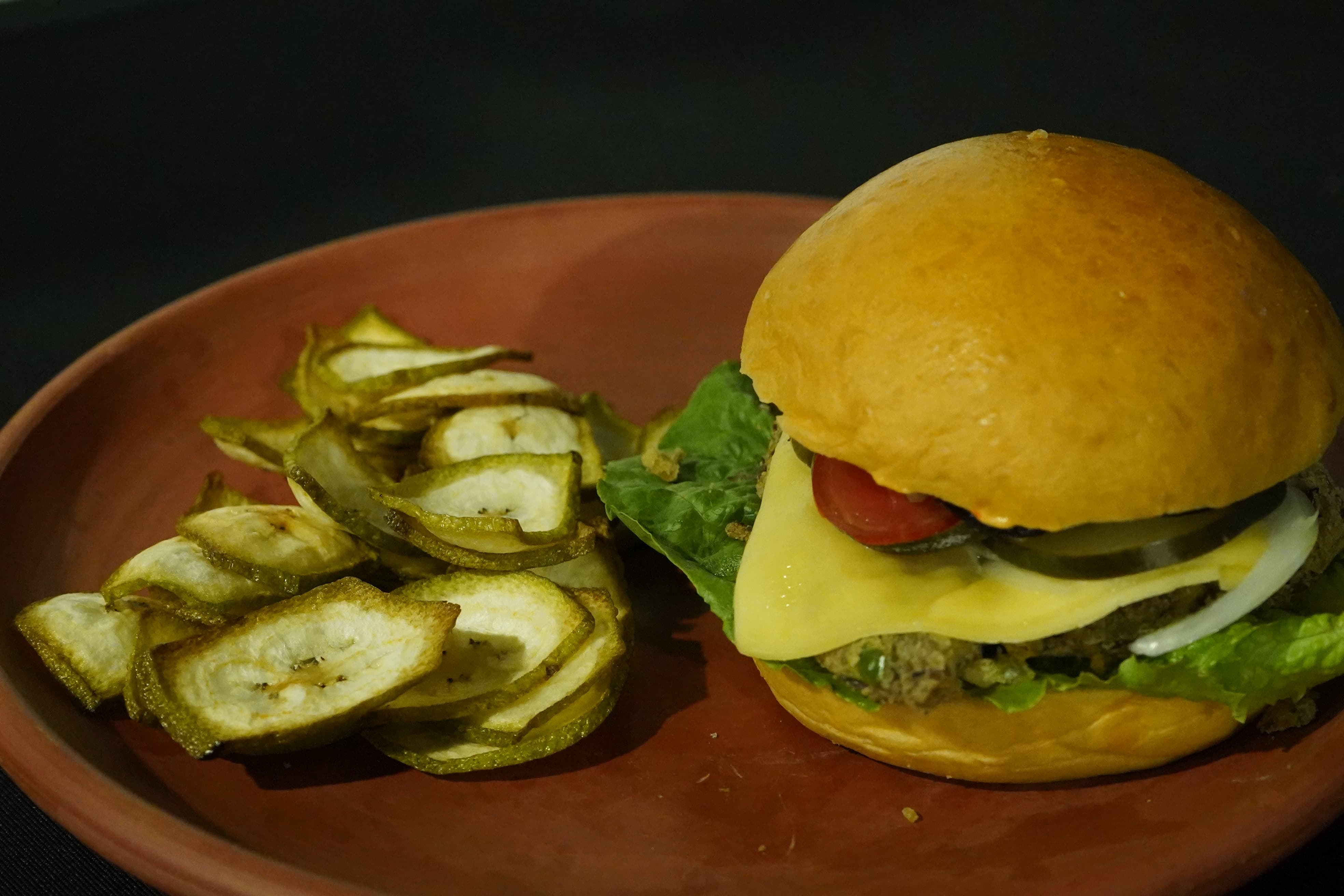 Además de guandú, la hamburguesa lleva sal, ají topitos, cebolla y comino.